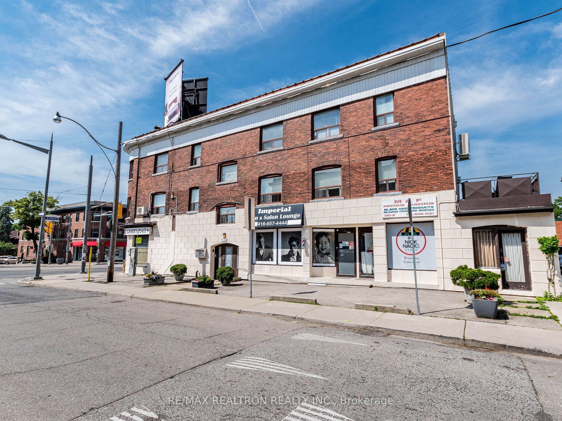 1038 St Clair Avenue W Property Photo 3