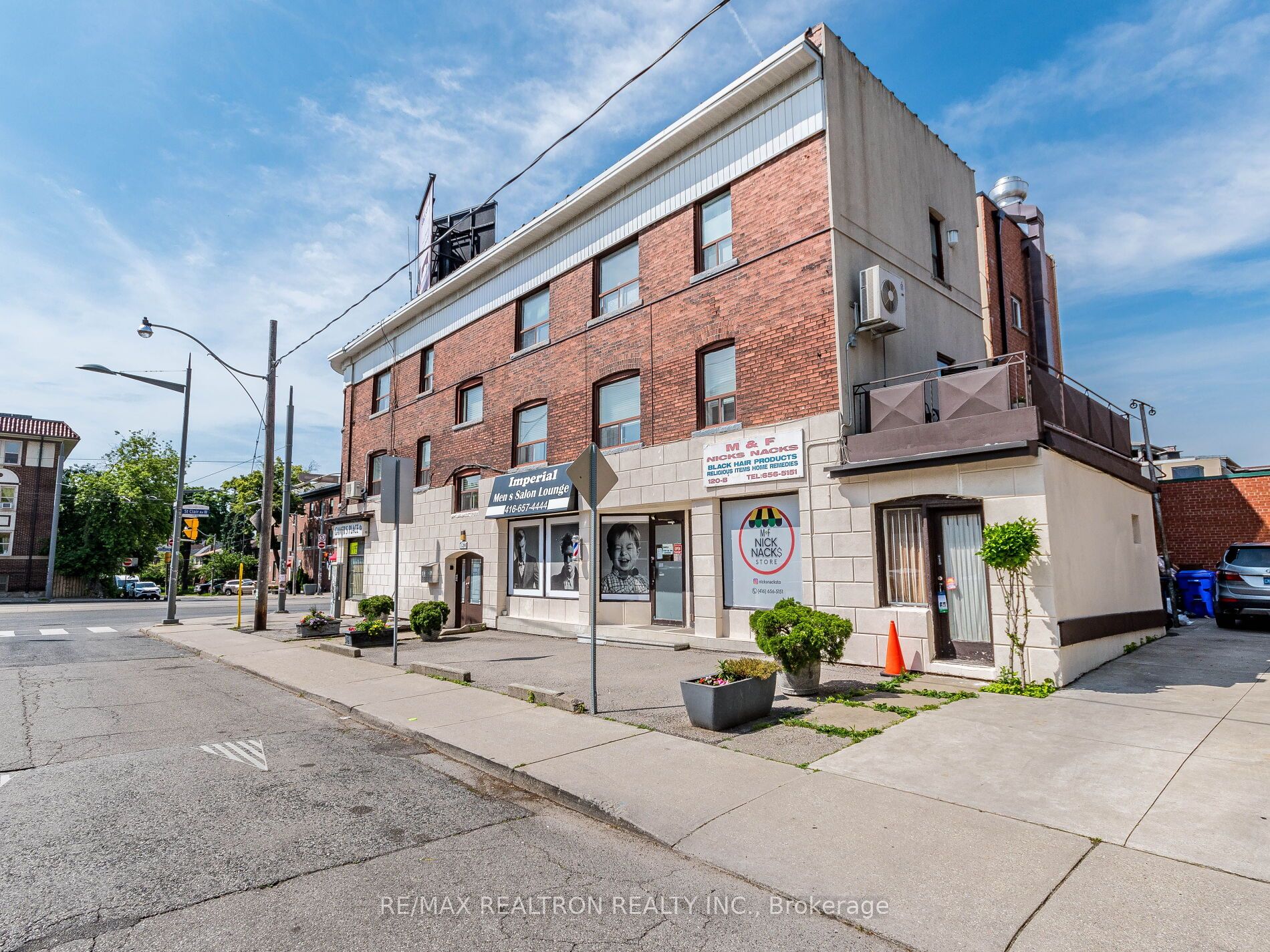 1038 St Clair Avenue W Property Photo 4