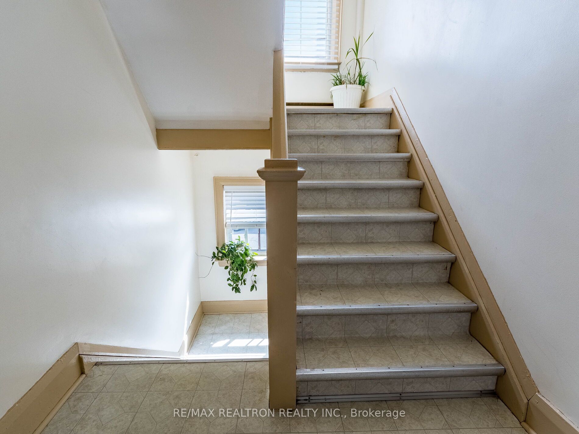 1038 St Clair Avenue W Property Photo 5