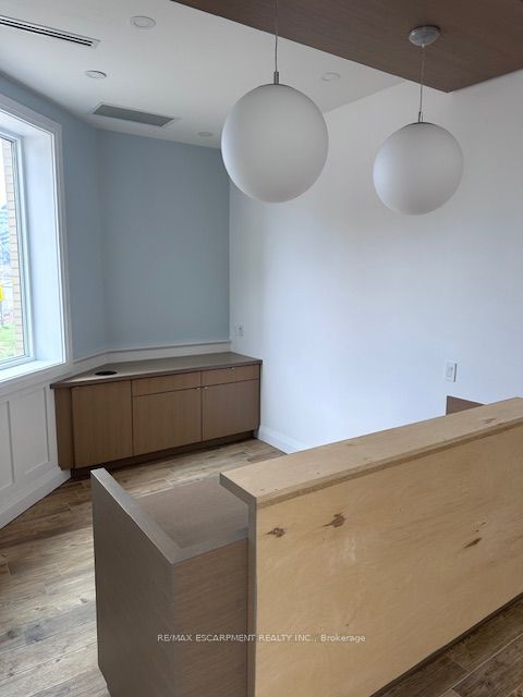 541 Queen Street E 2nd Floor Property Photo 12