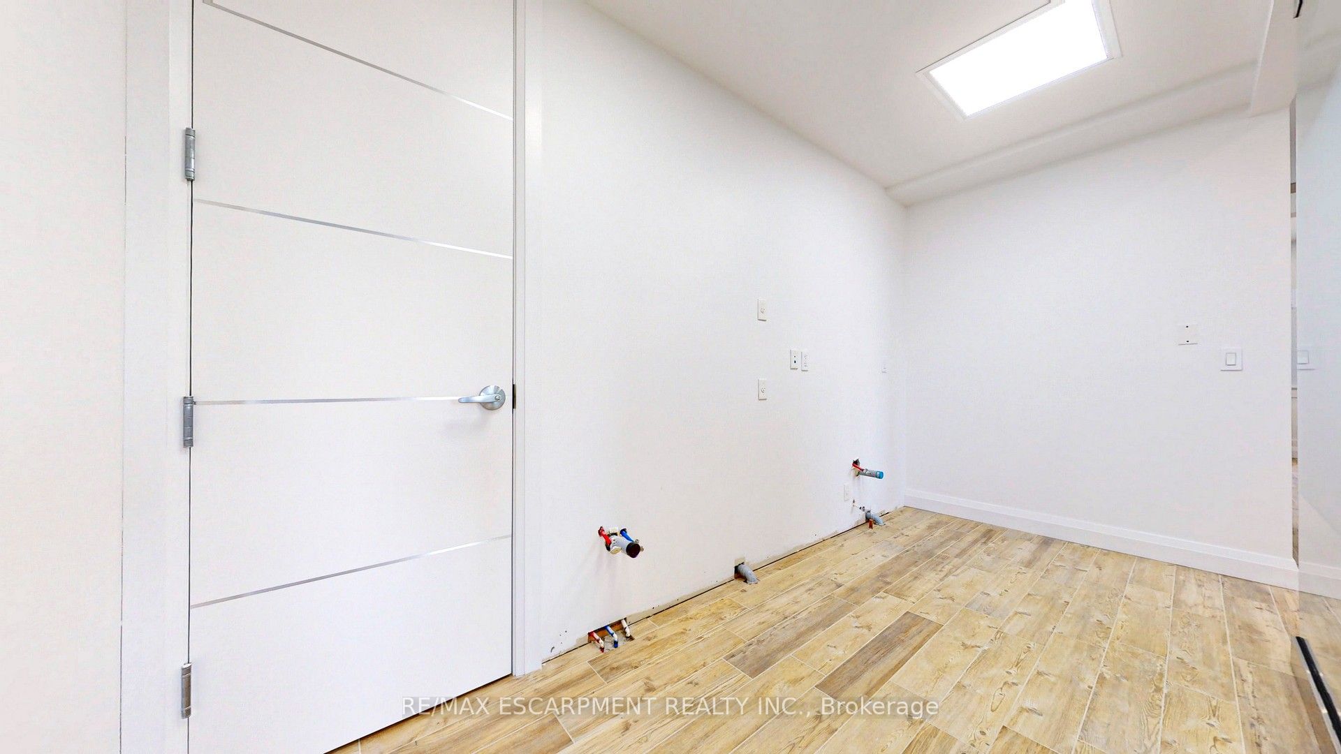 541 Queen Street E 2nd Floor Property Photo 36
