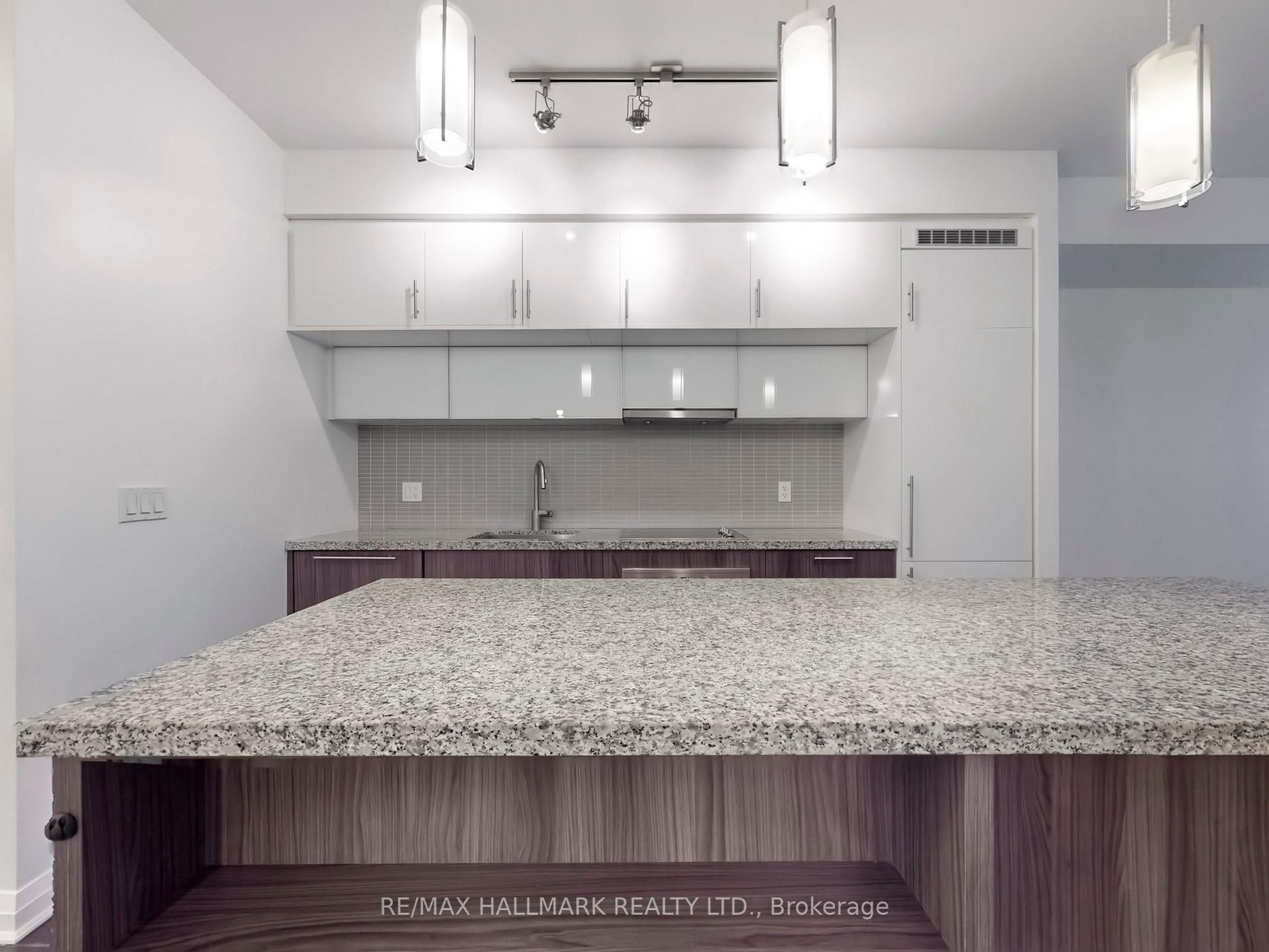 #411 - 8 Mercer Street Property Photo 6