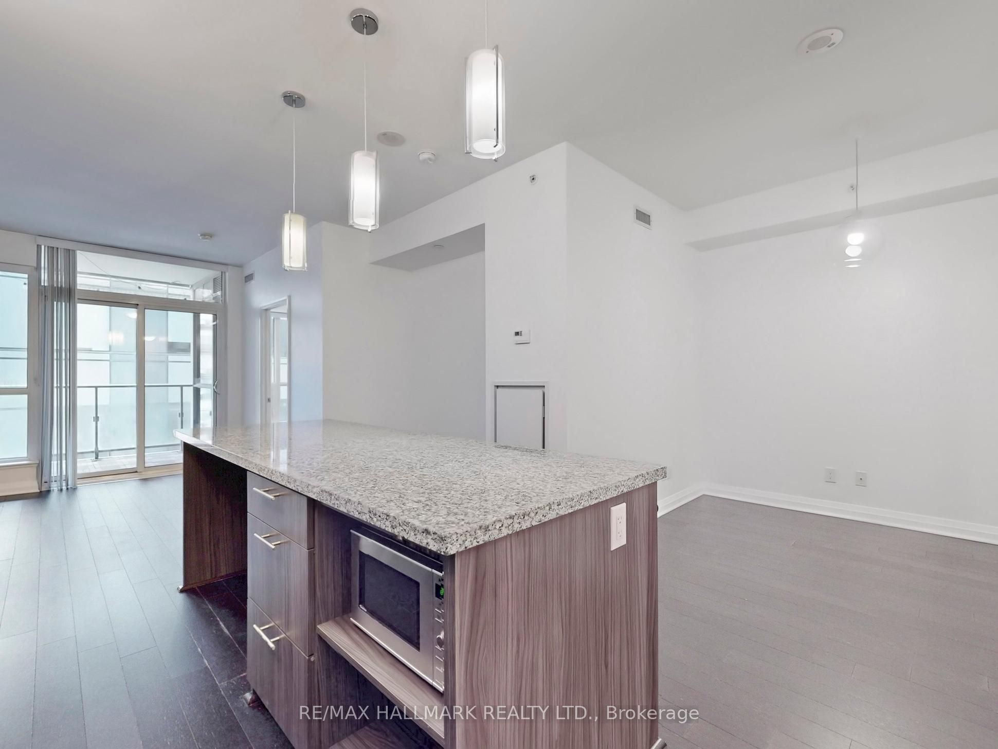 #411 - 8 Mercer Street Property Photo 8
