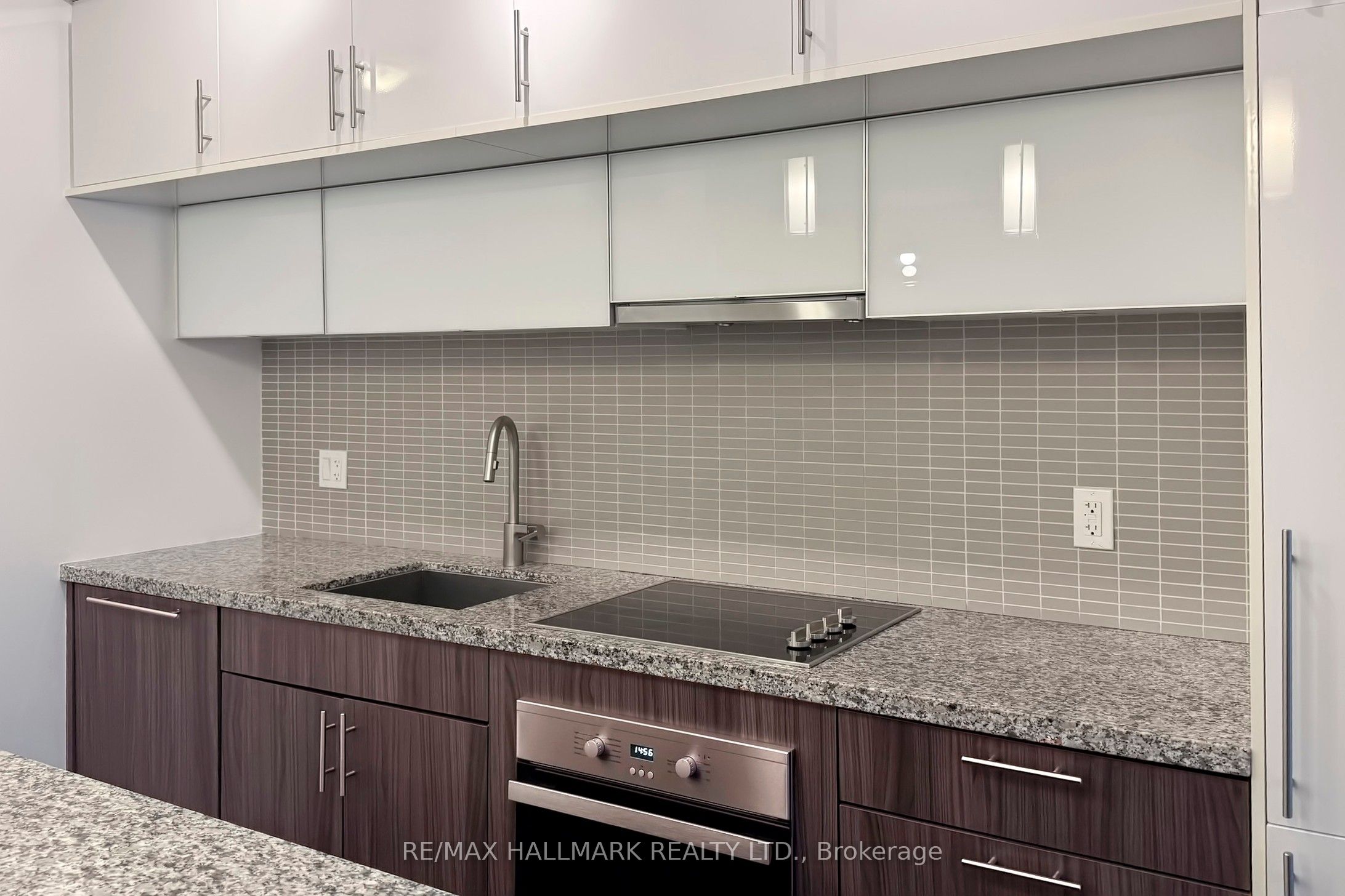 #411 - 8 Mercer Street Property Photo 9
