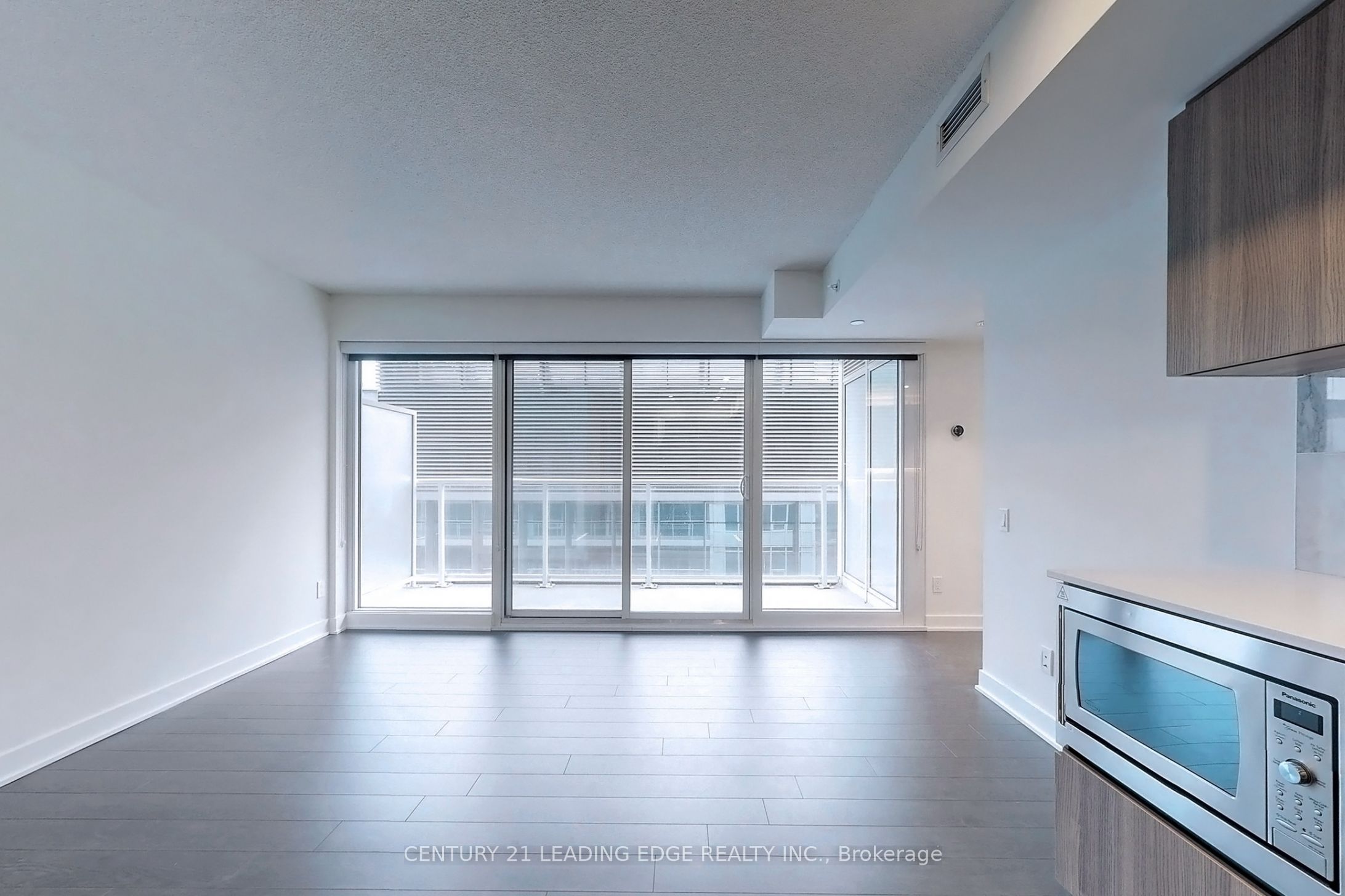 #1102 - 17 Bathurst Street Property Photo 3
