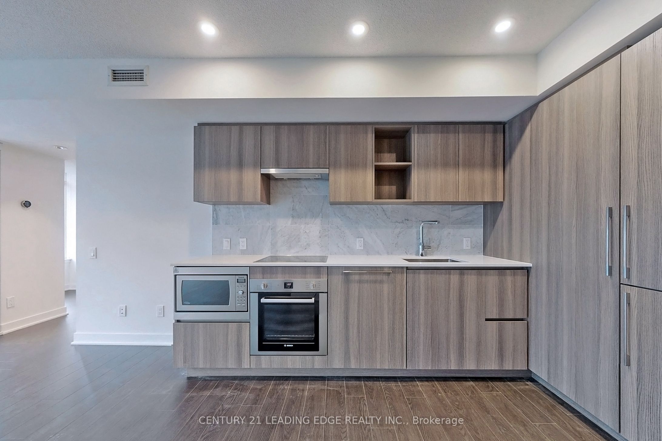 #1102 - 17 Bathurst Street Property Photo 4