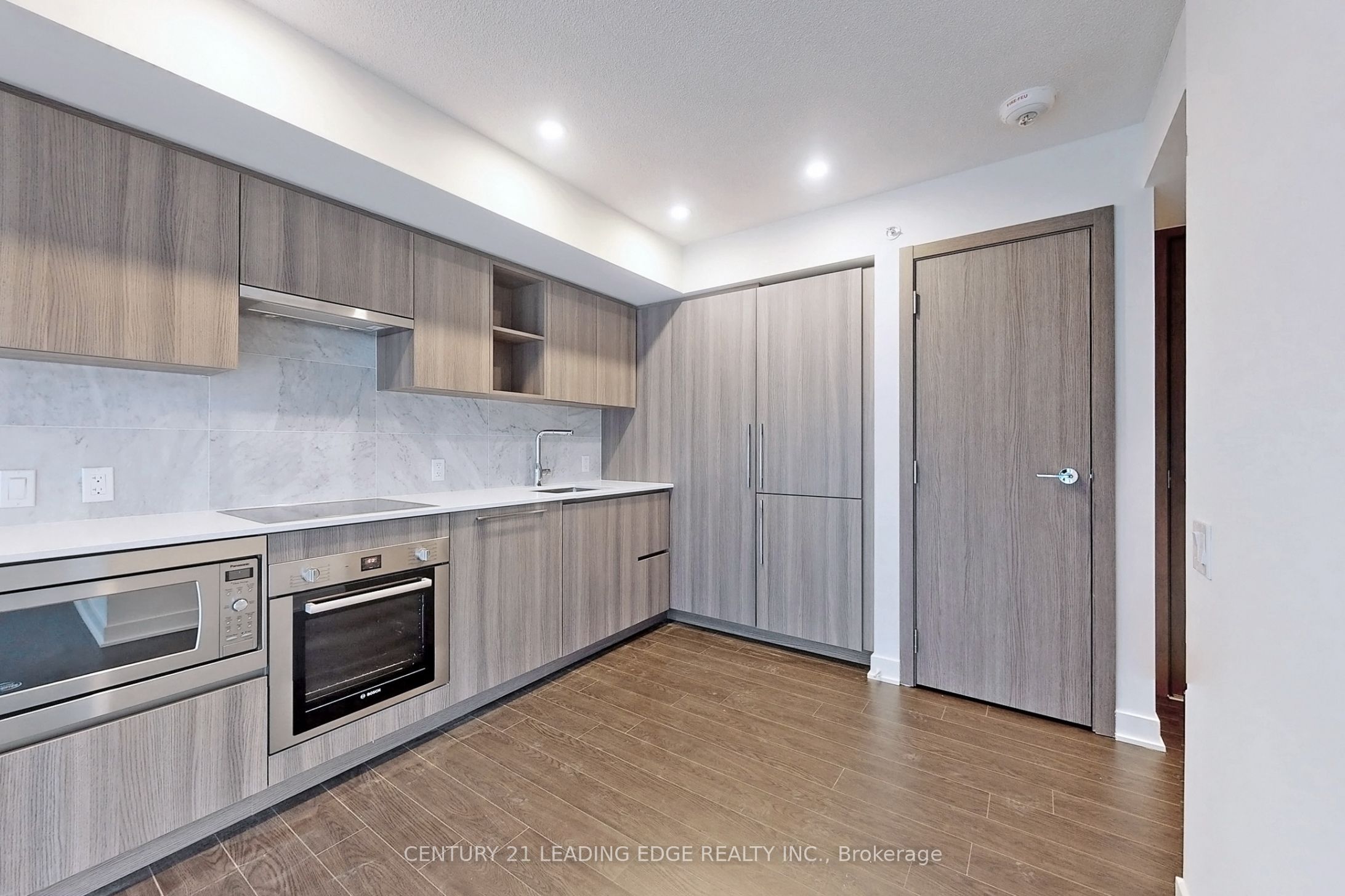 #1102 - 17 Bathurst Street Property Photo 5