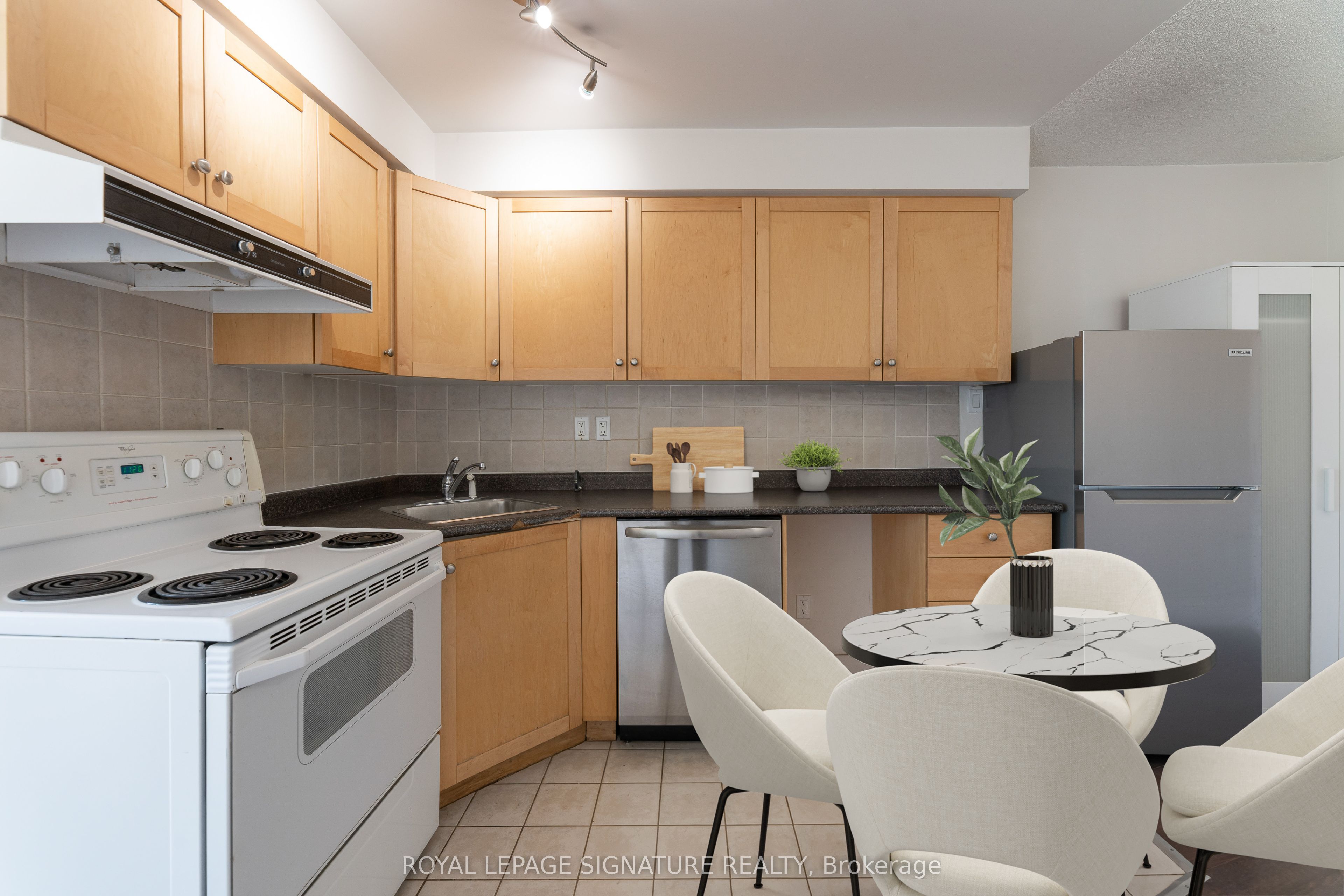 650 Queens Quay W 1121 Property Photo 4