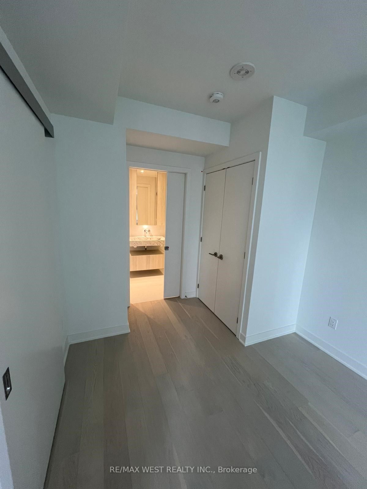 #2307 - 11 Yorkville Avenue Property Photo 5