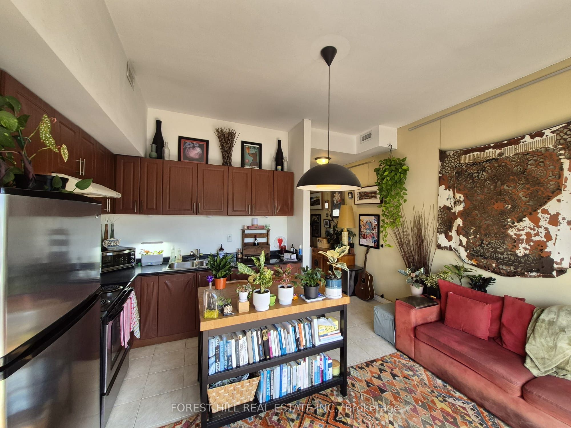 781 Queen Street W Property Photo 8
