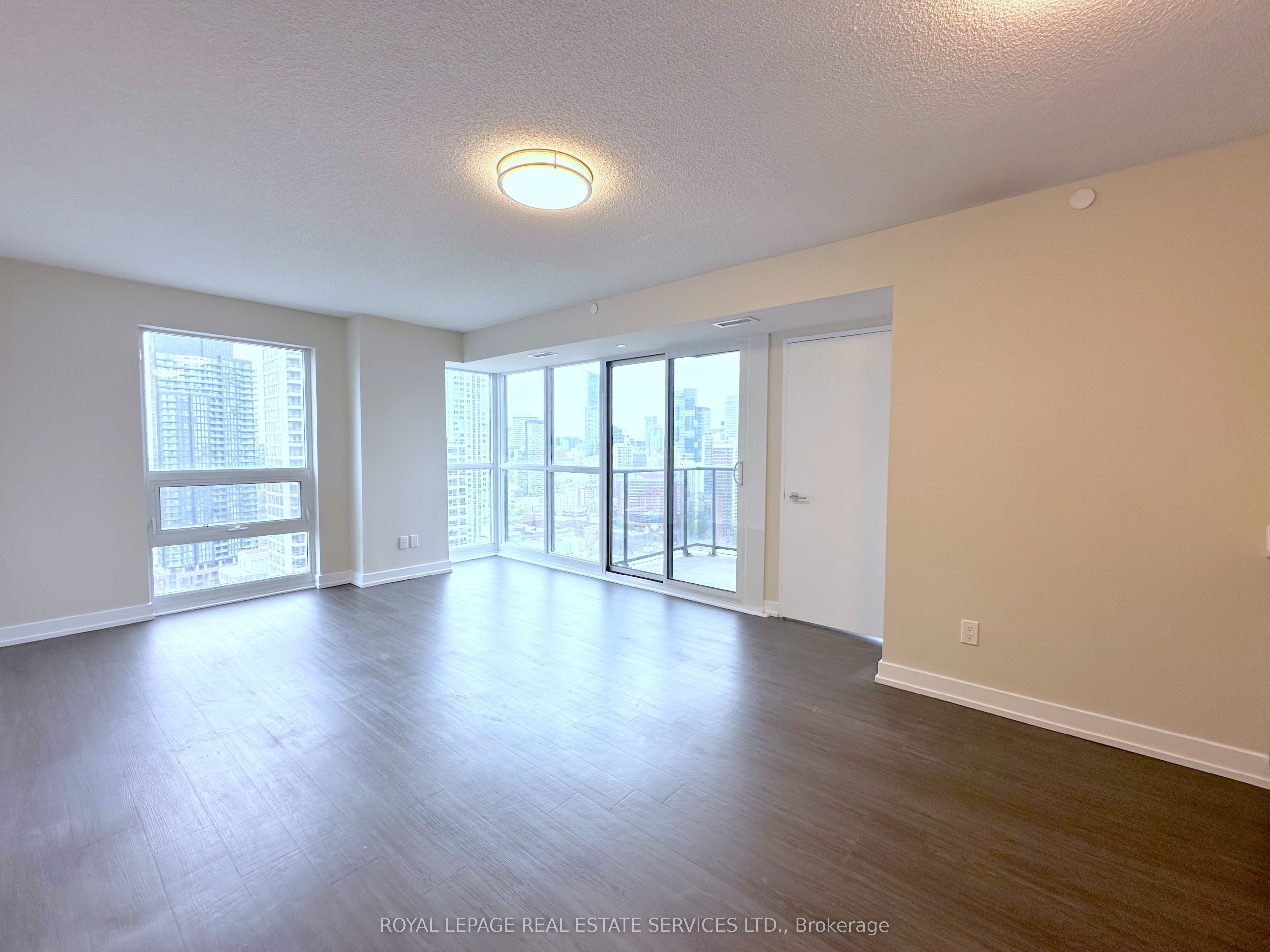 561 Sherbourne Street 2402 Property Photo 2