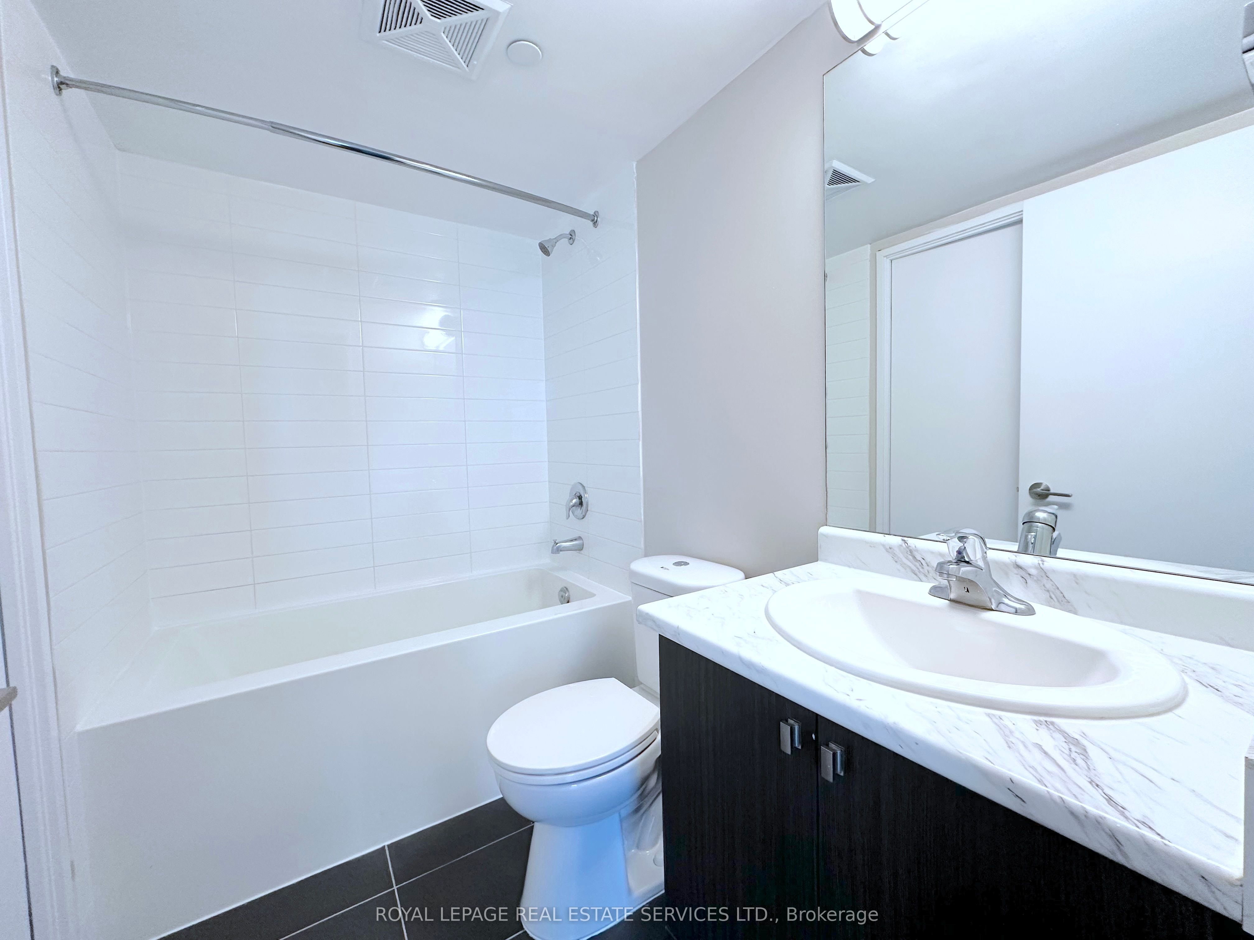 561 Sherbourne Street 2402 Property Photo 8