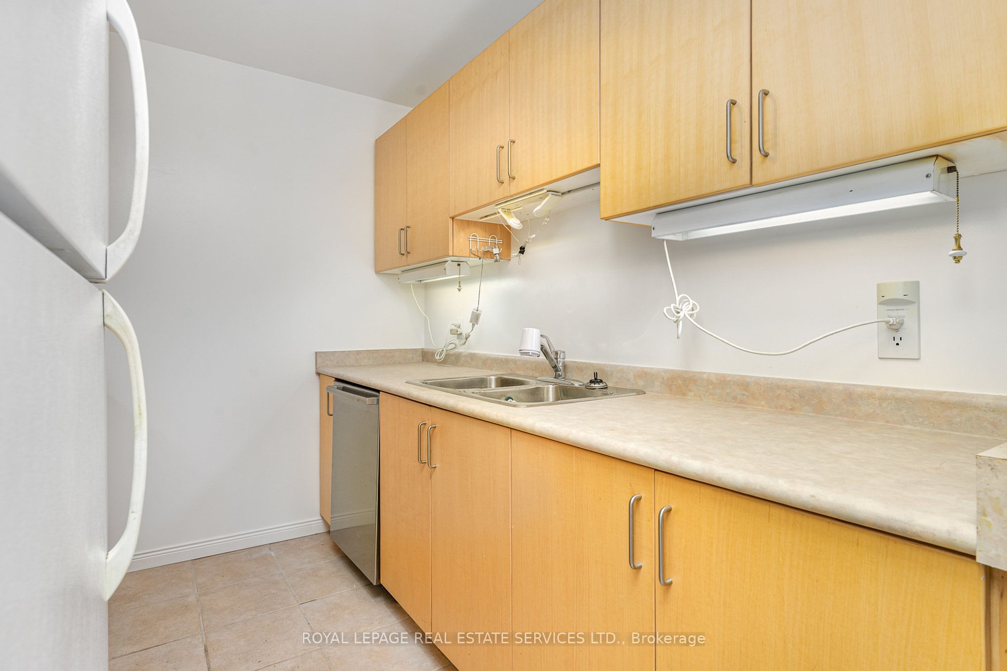 #303 - 778 Sheppard Avenue Property Photo 6