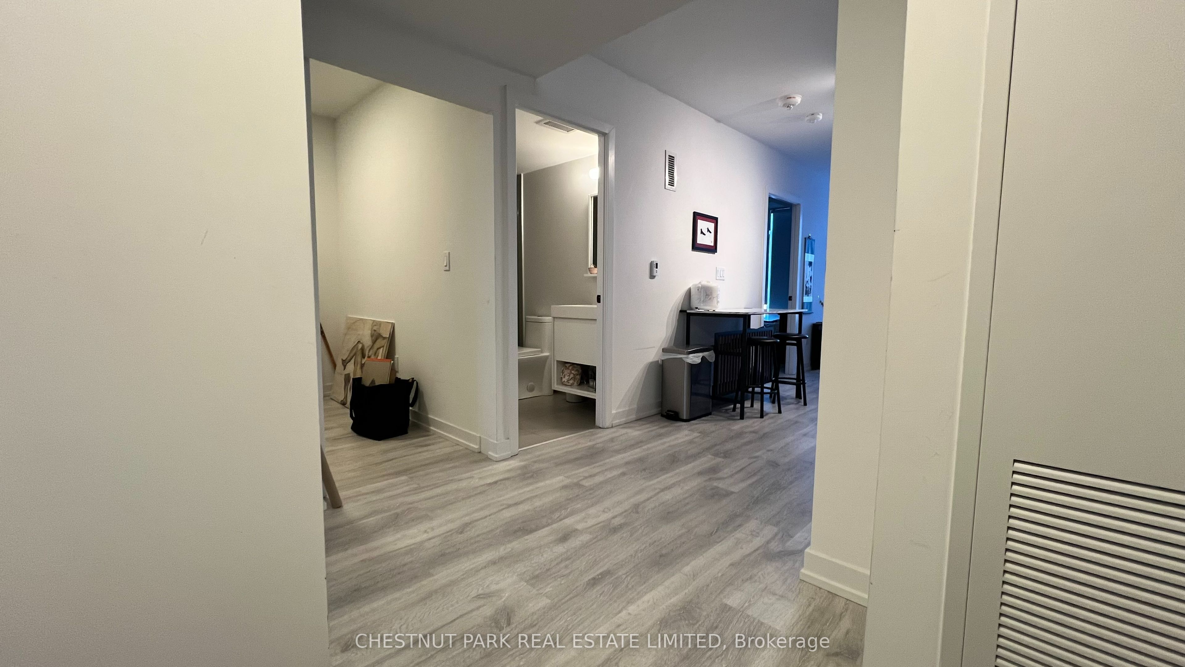 #610 - 2 Augusta Avenue Property Photo 6