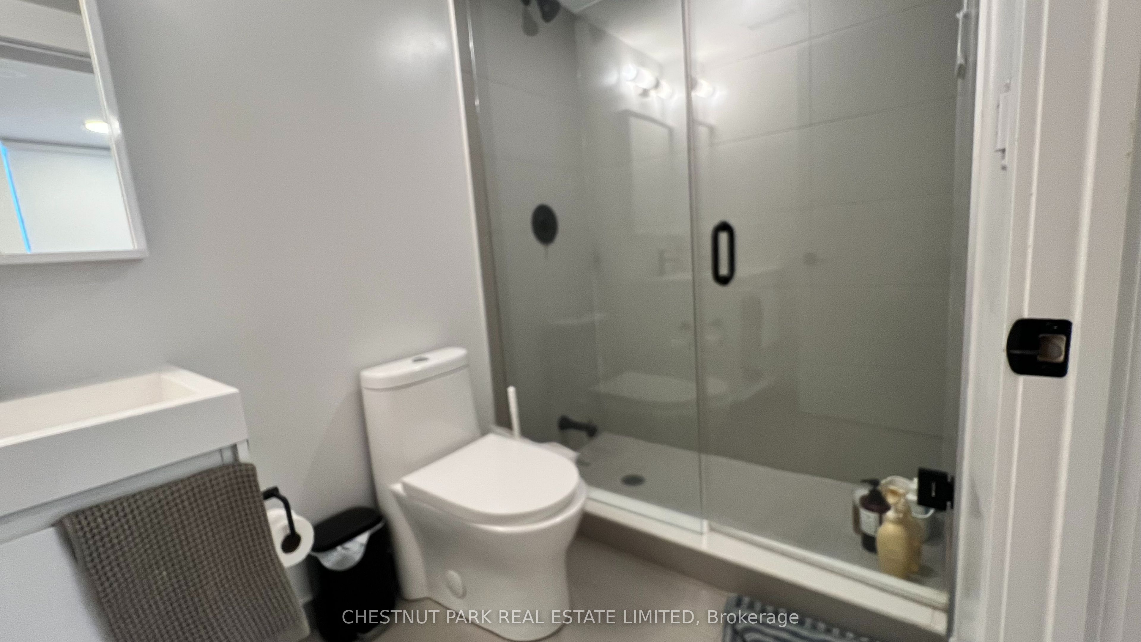 #610 - 2 Augusta Avenue Property Photo 12