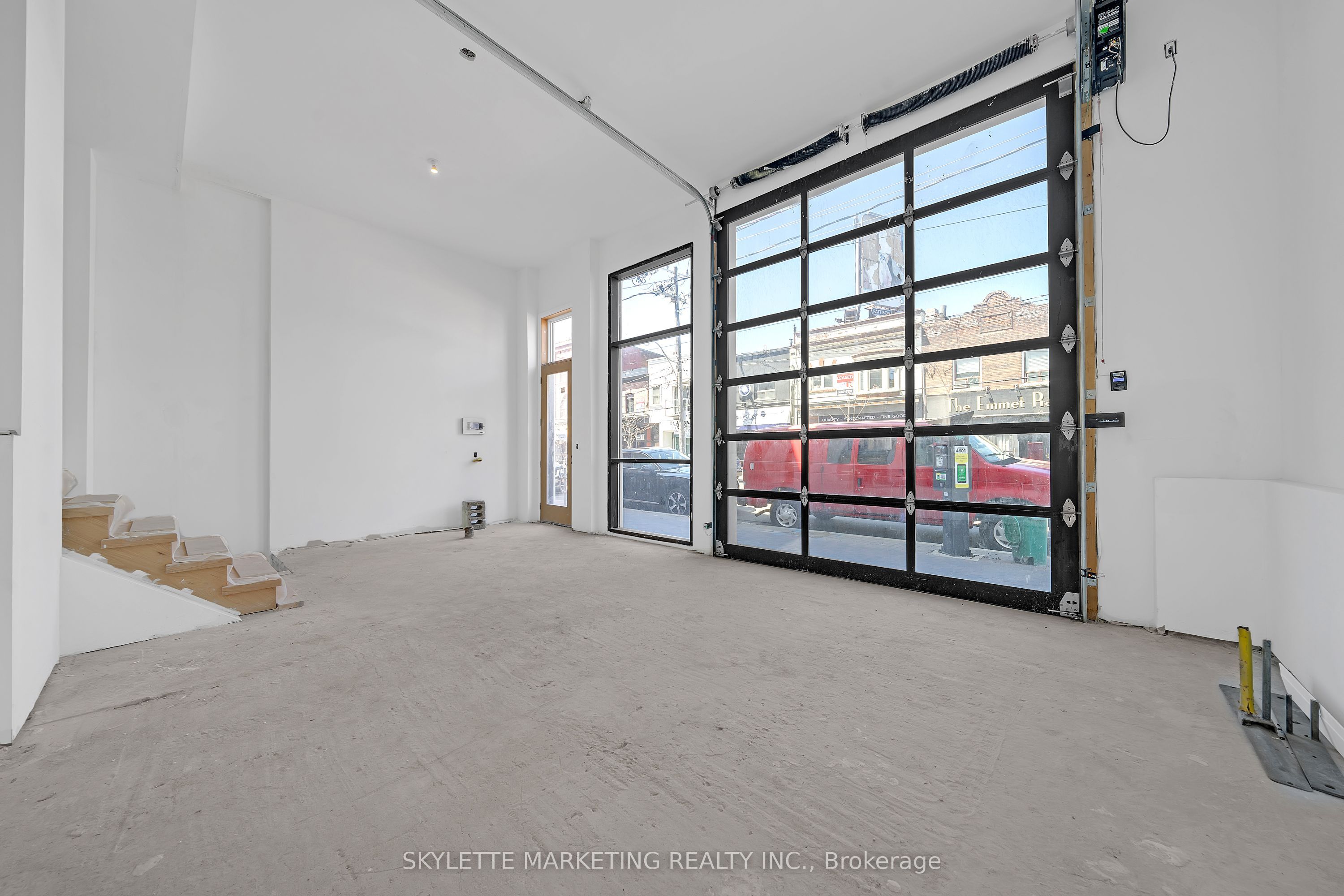 923 College Street Main Property Photo 8