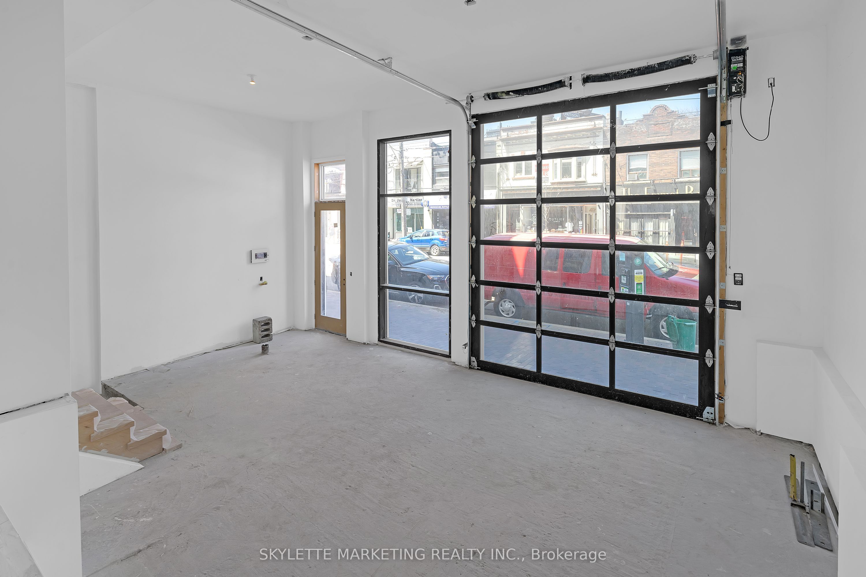 923 College Street Main Property Photo 10