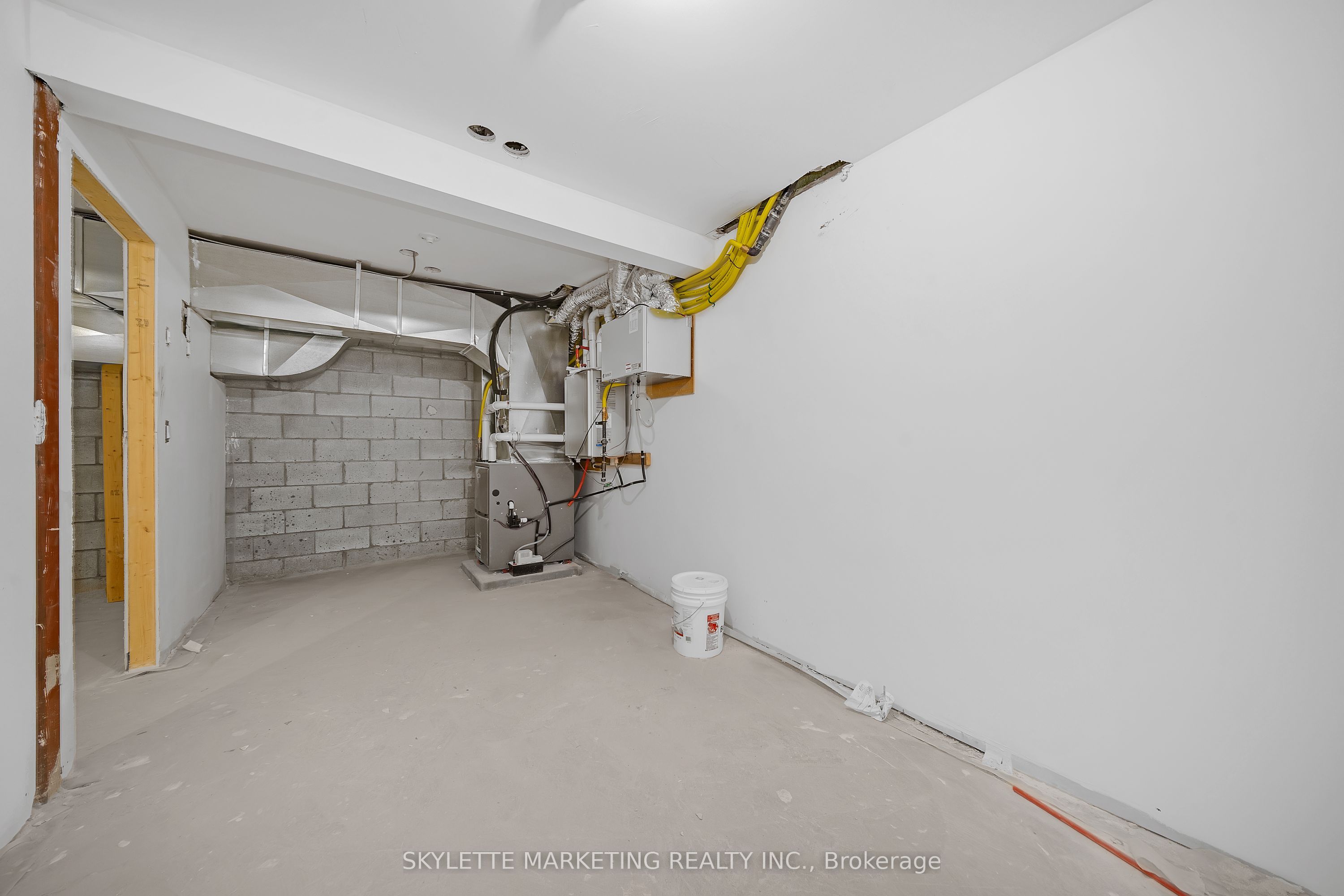 923 College Street Main Property Photo 24