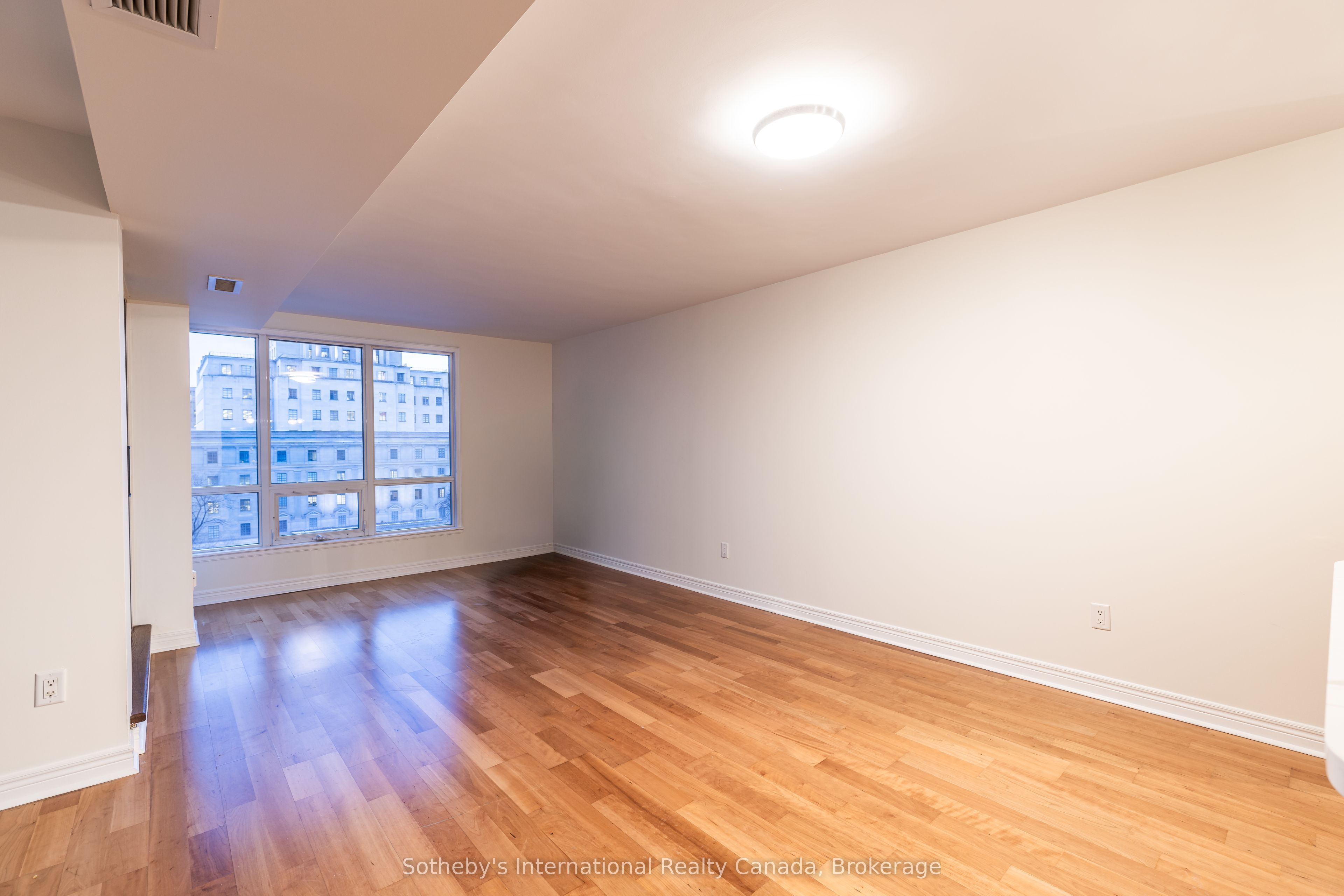 #901 - 100 Hayden Street Property Photo 7