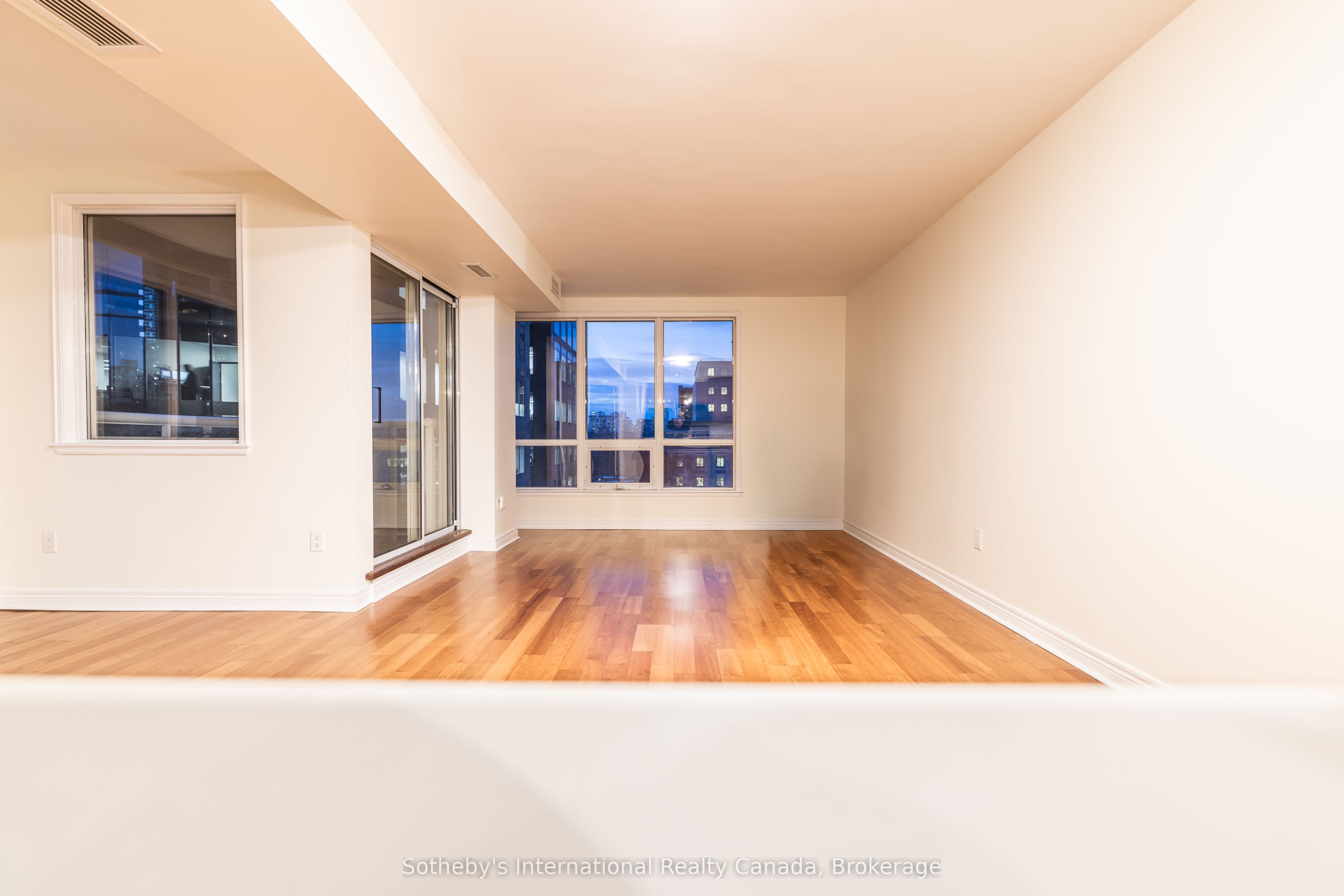#901 - 100 Hayden Street Property Photo 8