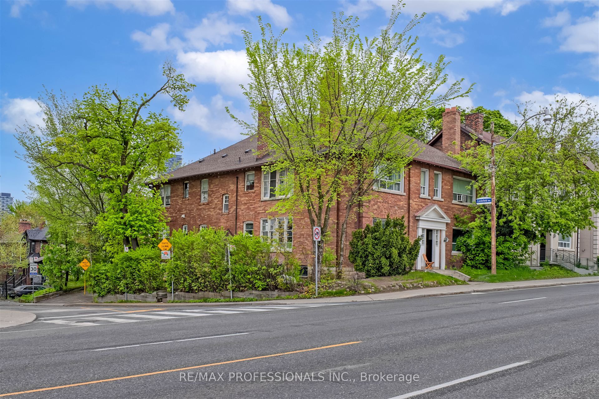 1131 & 1131a Avenue Road Property Photo 4