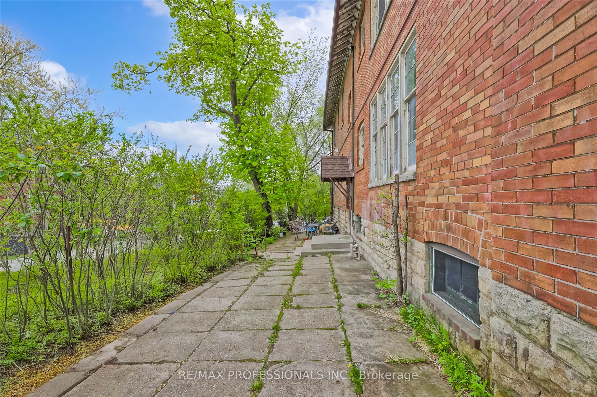 1131 & 1131a Avenue Road Property Photo 7