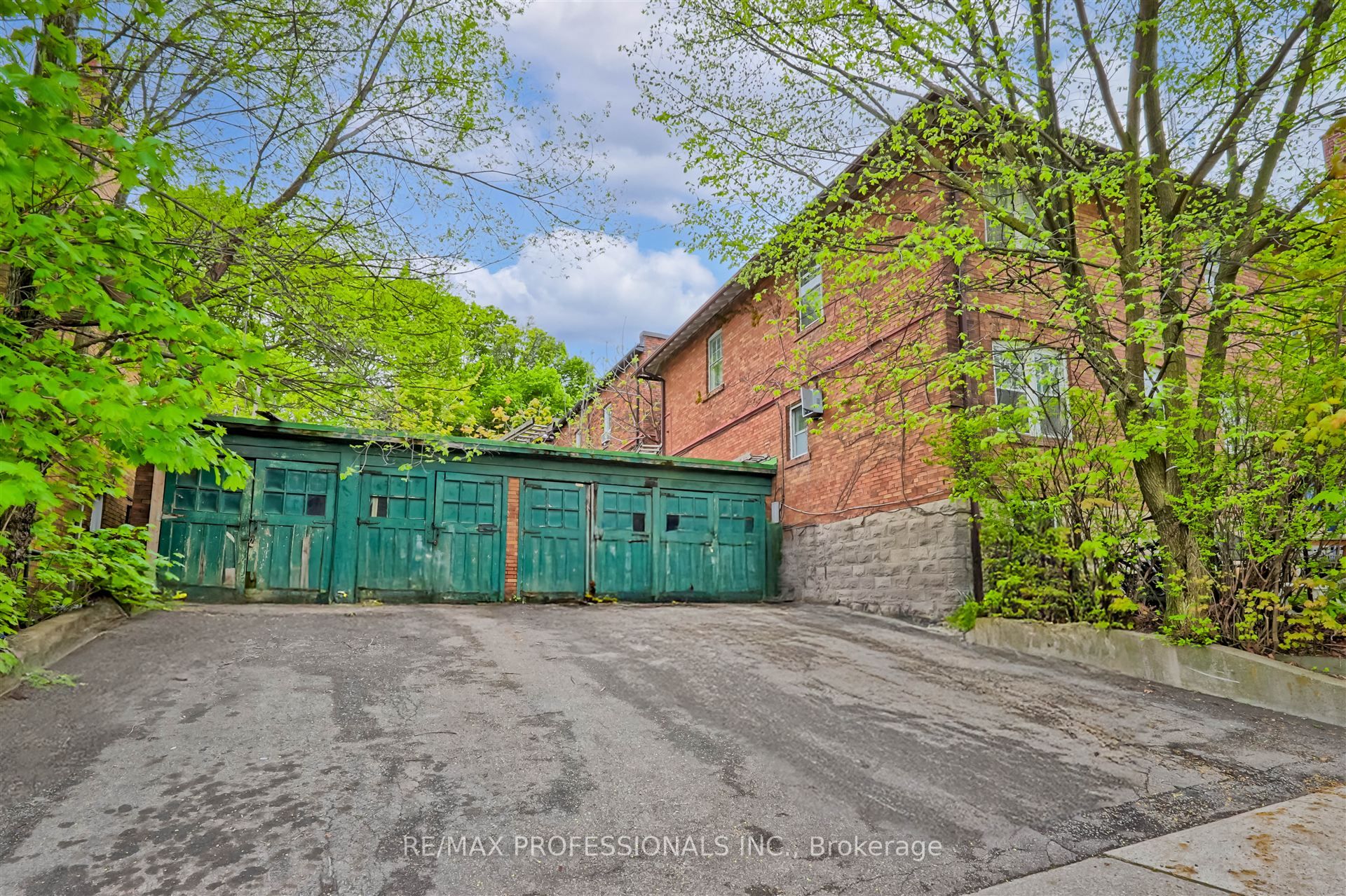 1131 & 1131a Avenue Road Property Photo 8