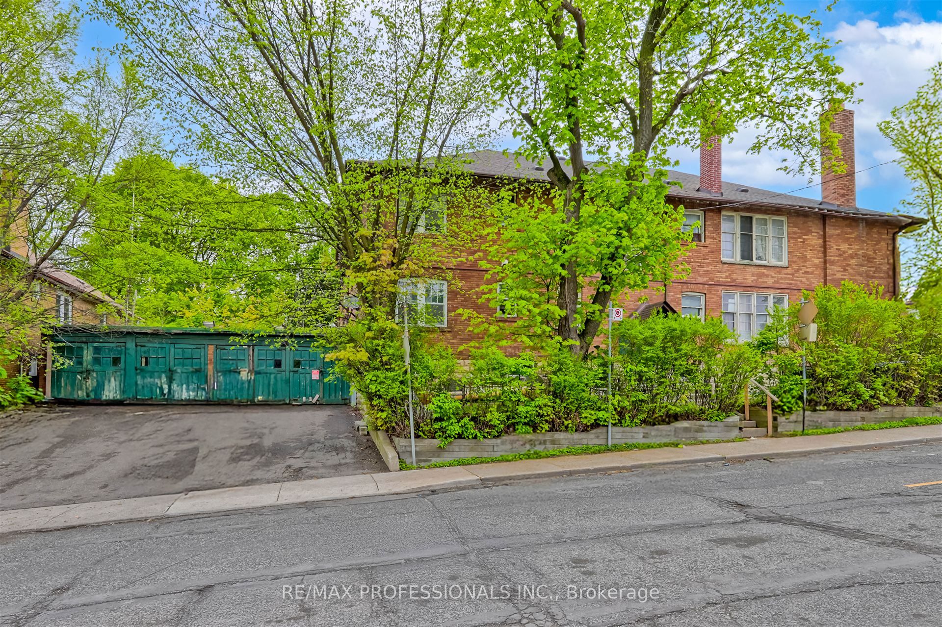 1131 & 1131a Avenue Road Property Photo 9