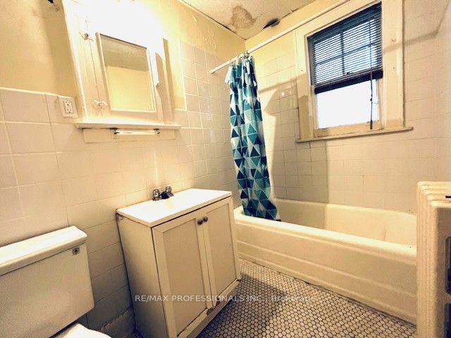 1131 & 1131a Avenue Road Property Photo 15
