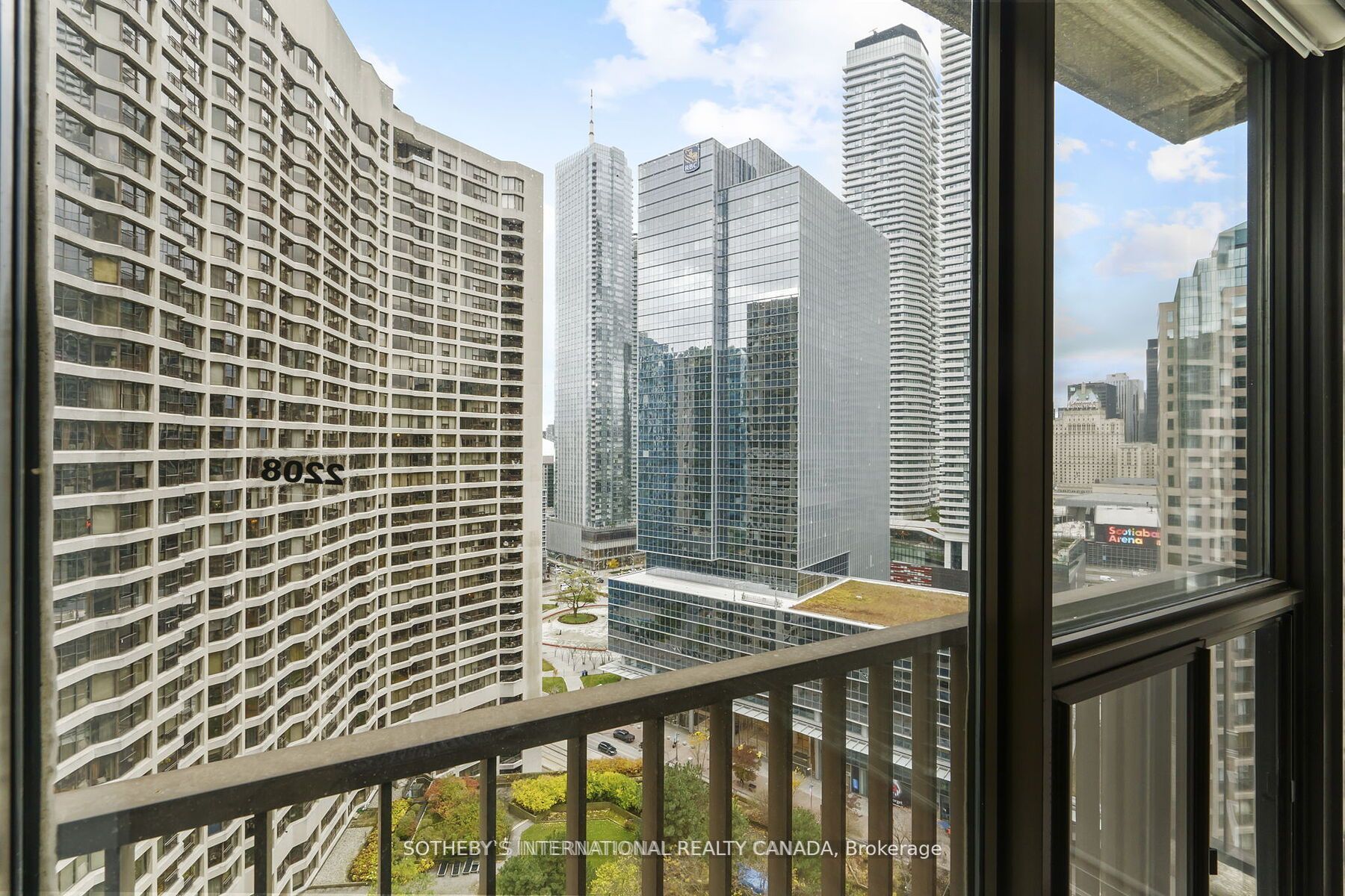 33 Harbour Square 2208 Property Photo 2