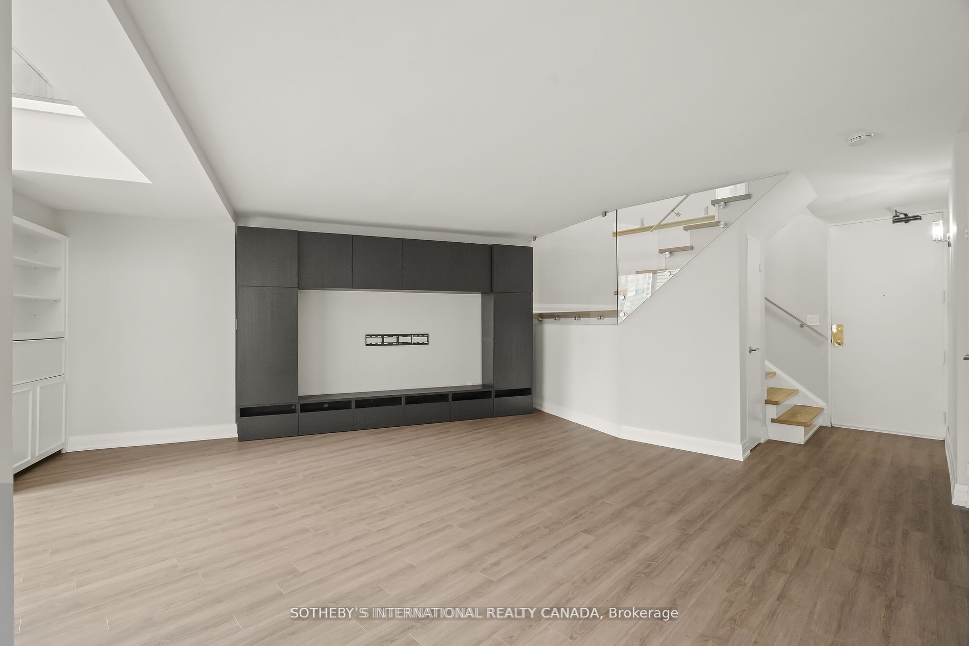 33 Harbour Square 2208 Property Photo 3