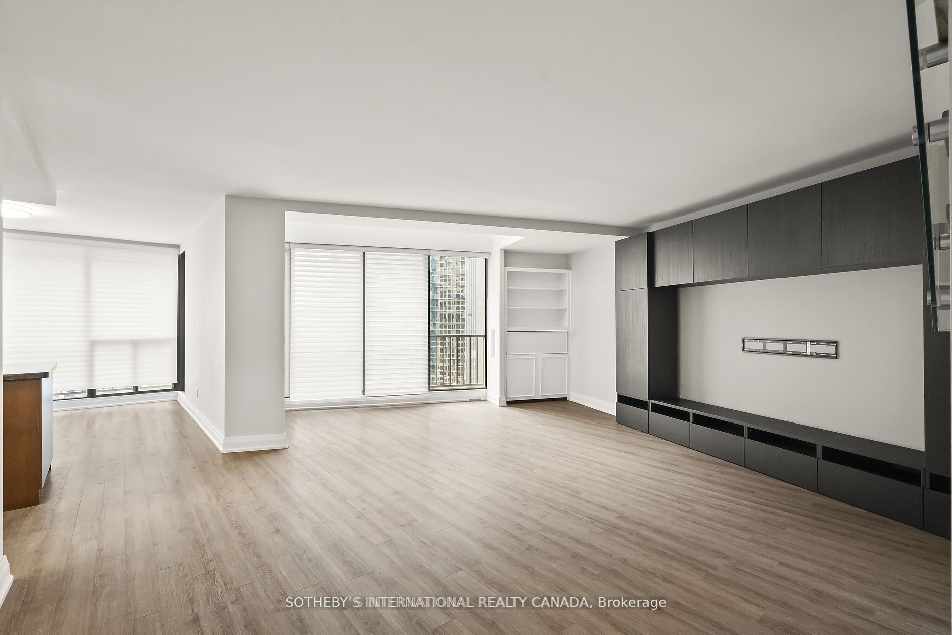 33 Harbour Square 2208 Property Photo 4