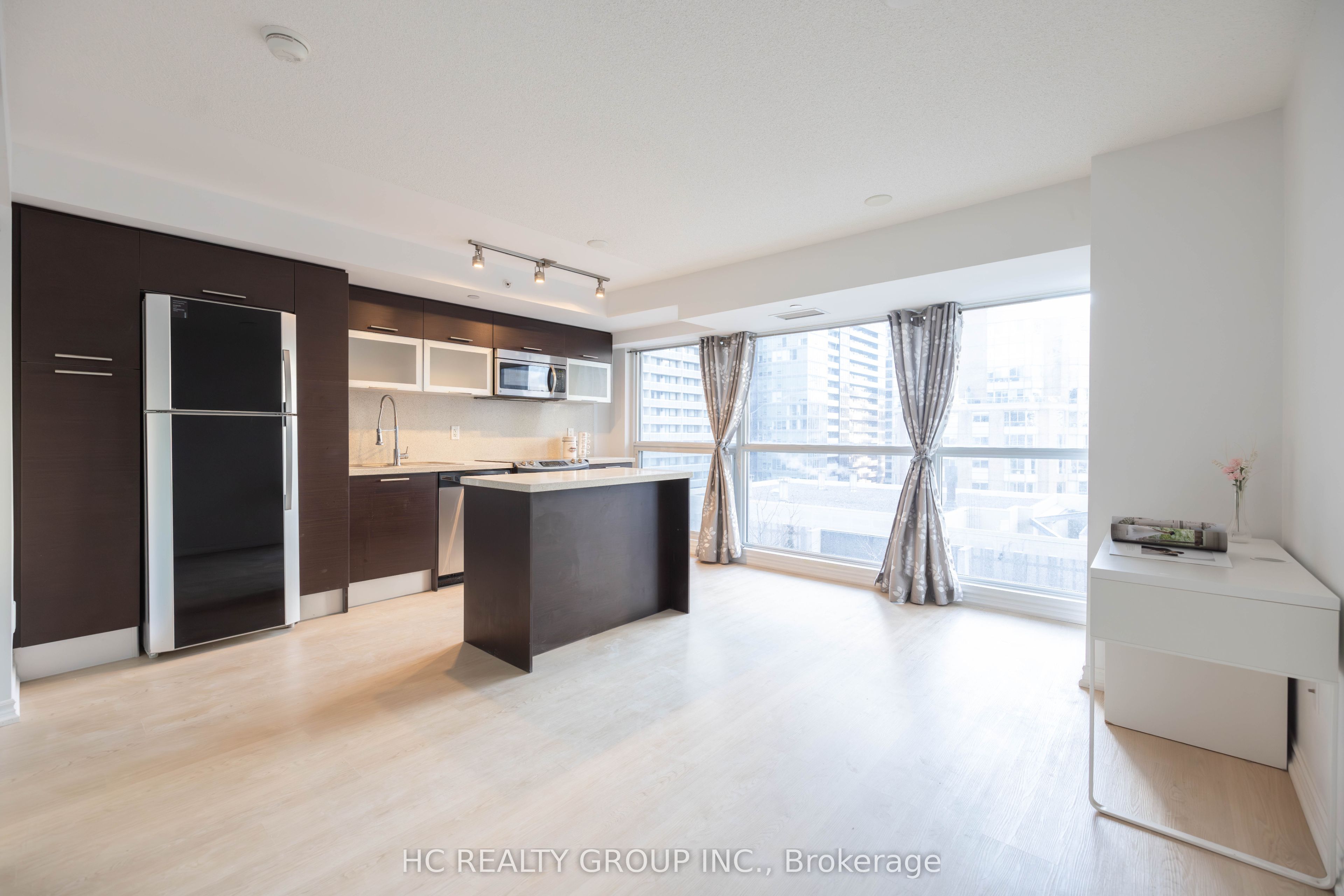 386 Yonge Street 819 Property Photo 1