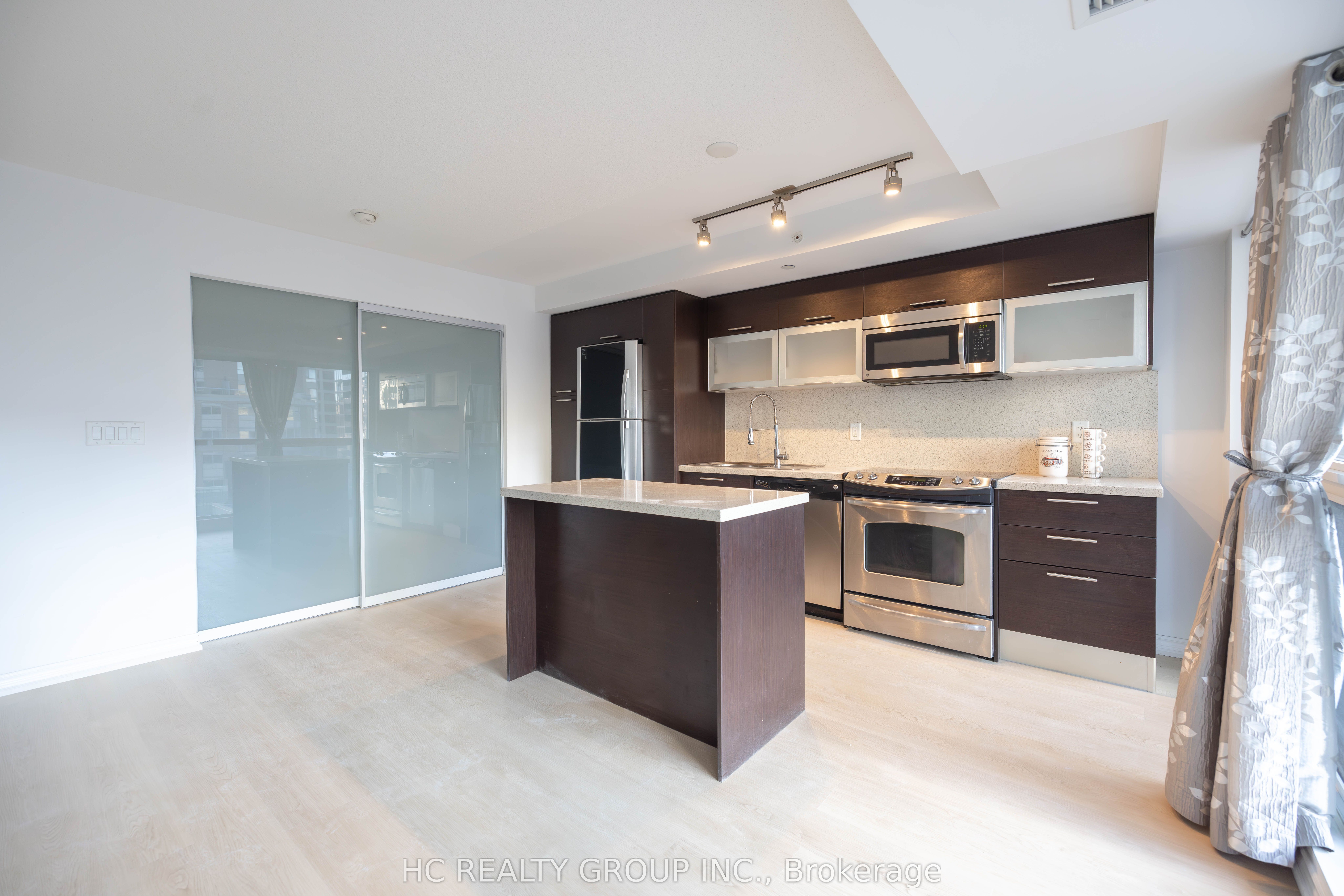 386 Yonge Street 819 Property Photo 2