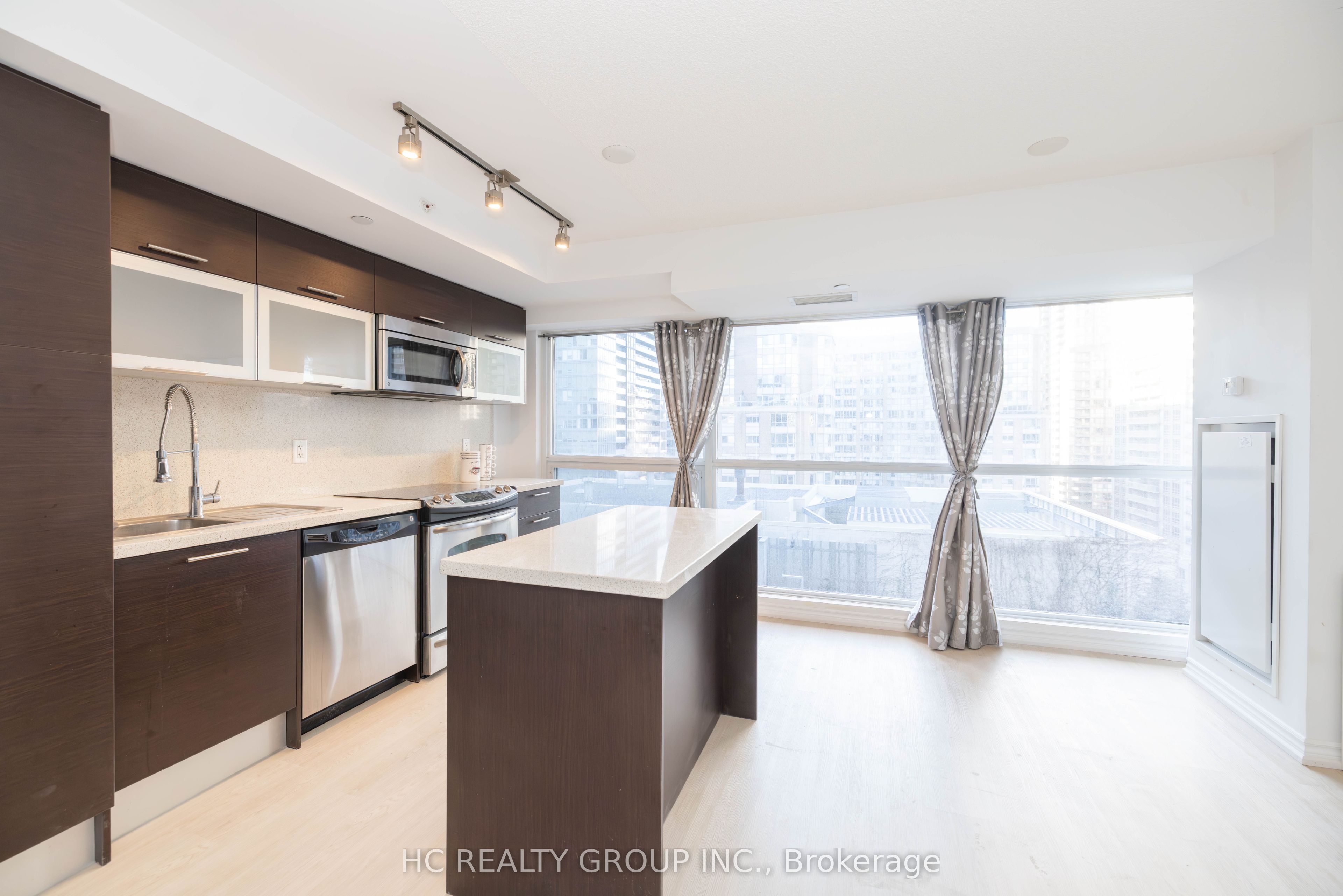 386 Yonge Street 819 Property Photo 3
