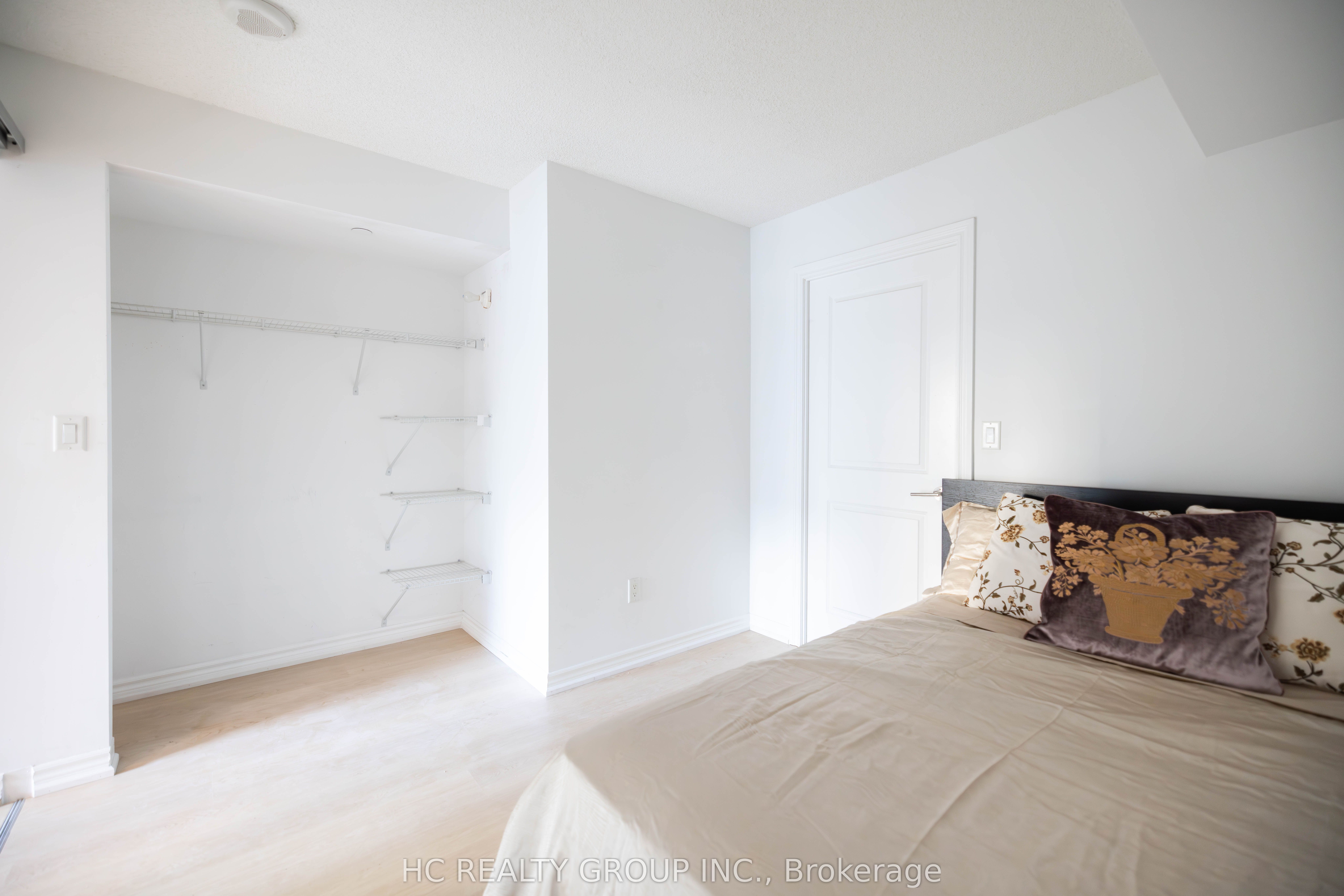 386 Yonge Street 819 Property Photo 4