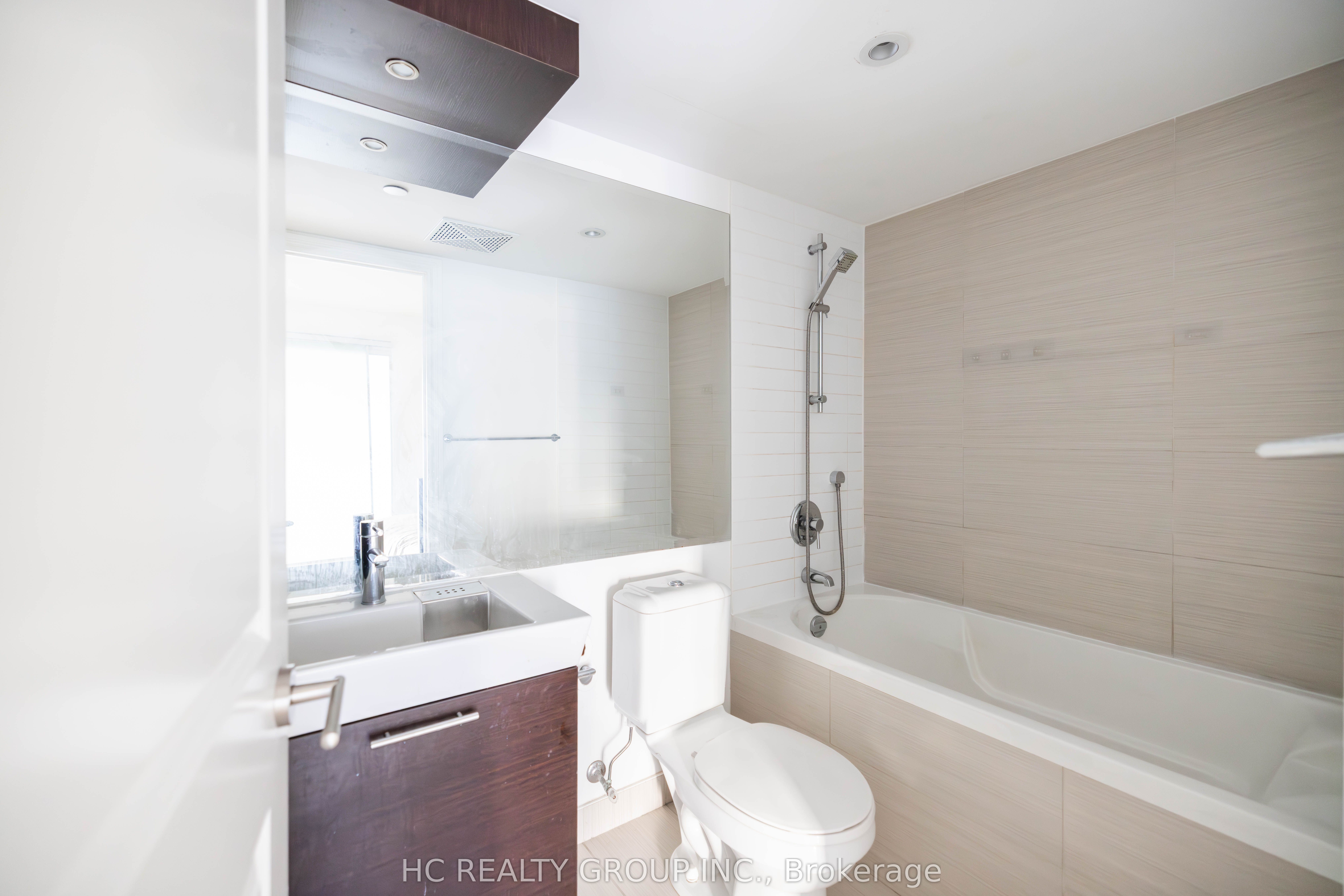 386 Yonge Street 819 Property Photo 6