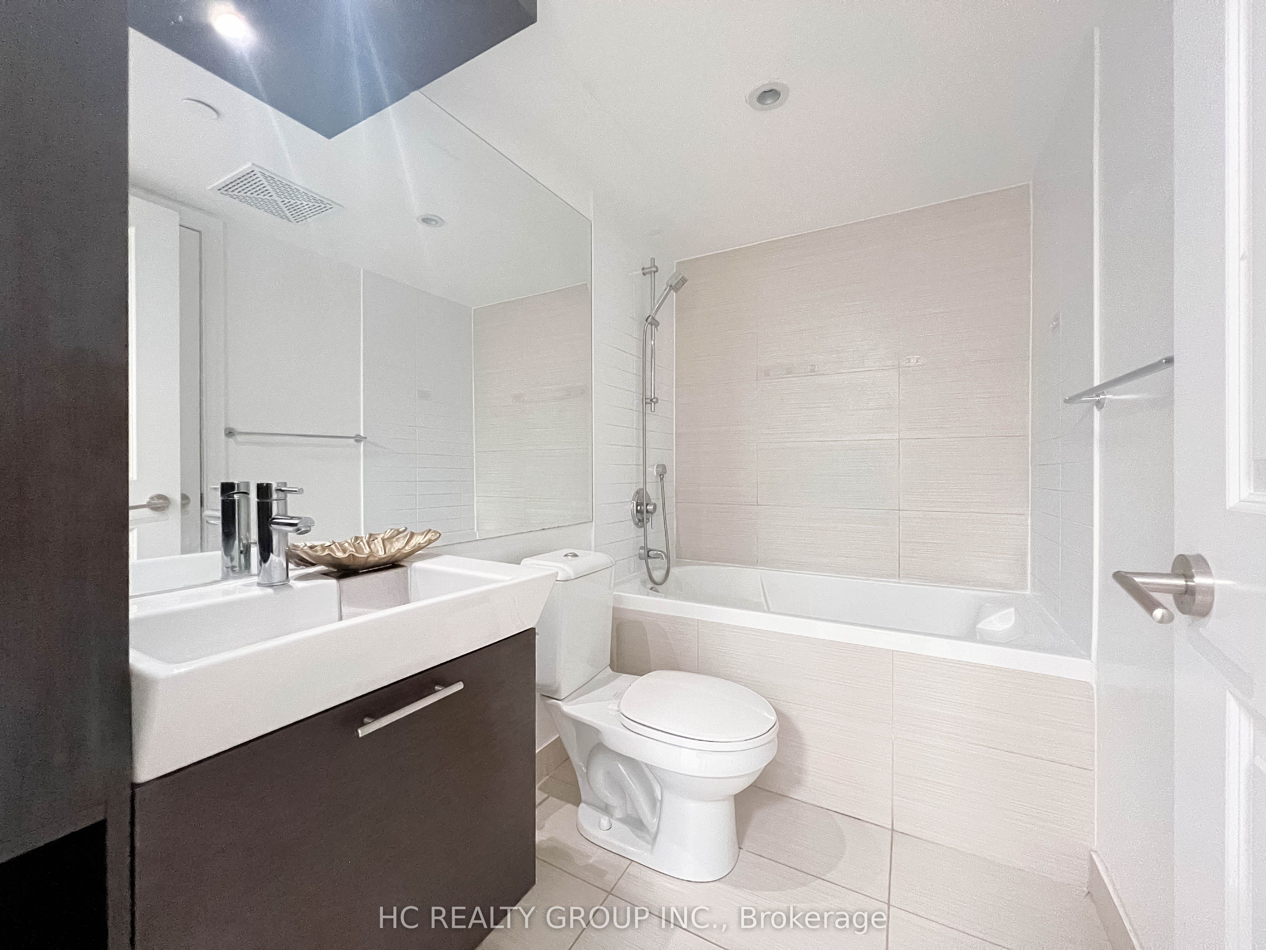 386 Yonge Street 819 Property Photo 7