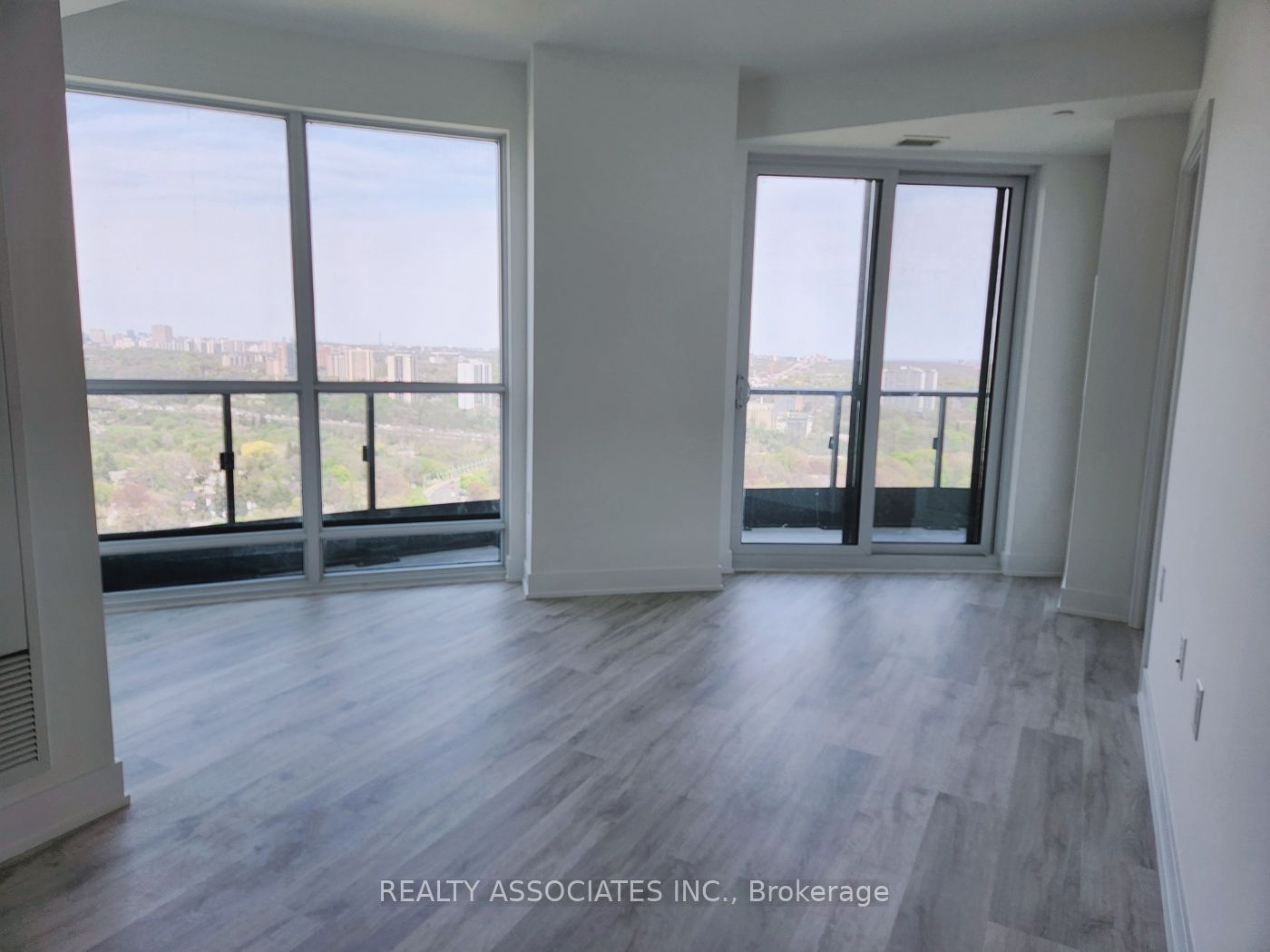 585 Bloor E Street E 2817 Property Photo 2