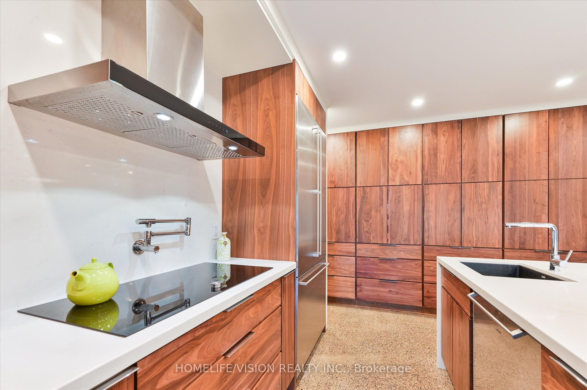385 Belsize Drive Property Photo 15