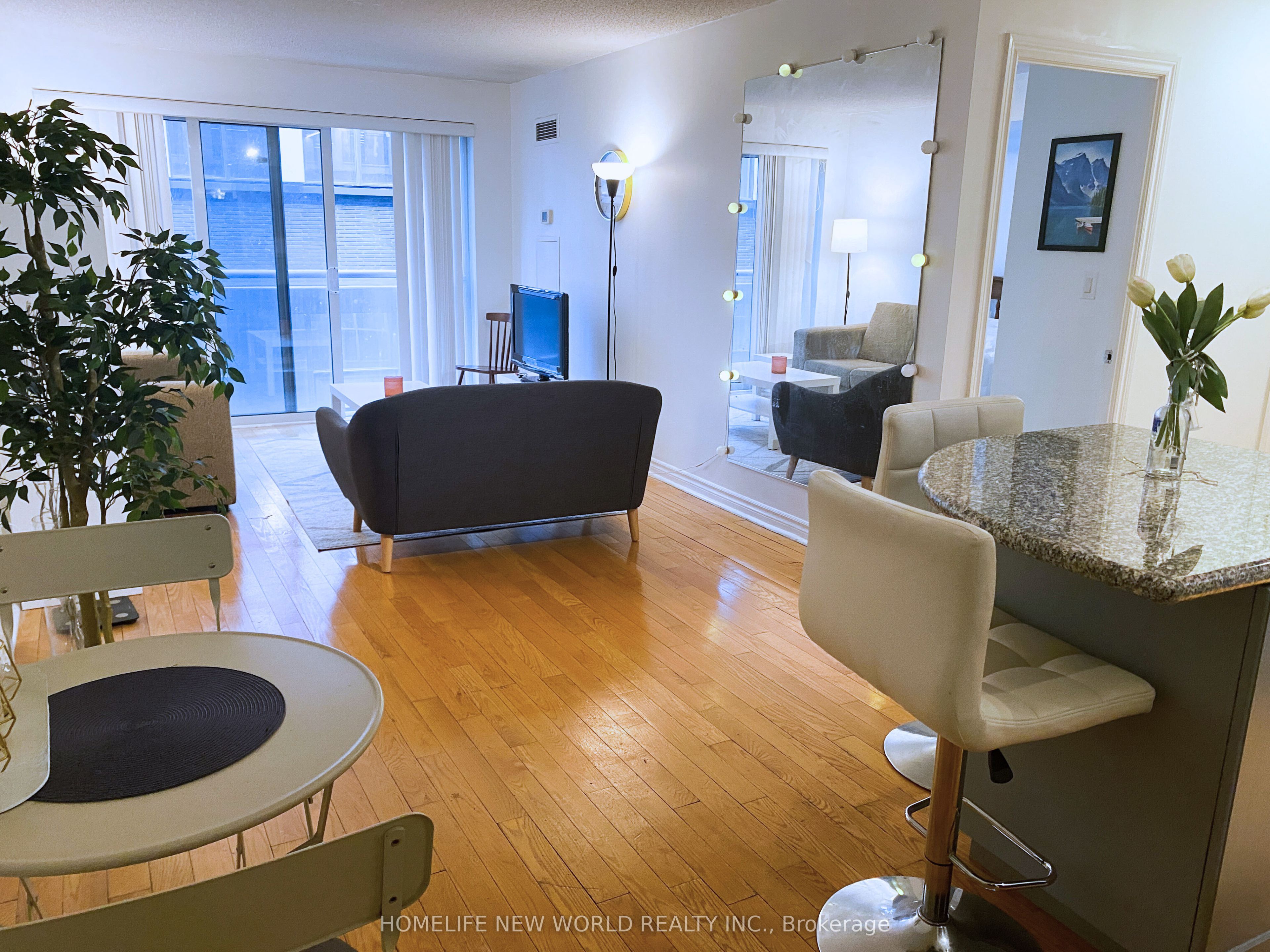270 Wellington Street W 725 Property Photo 1
