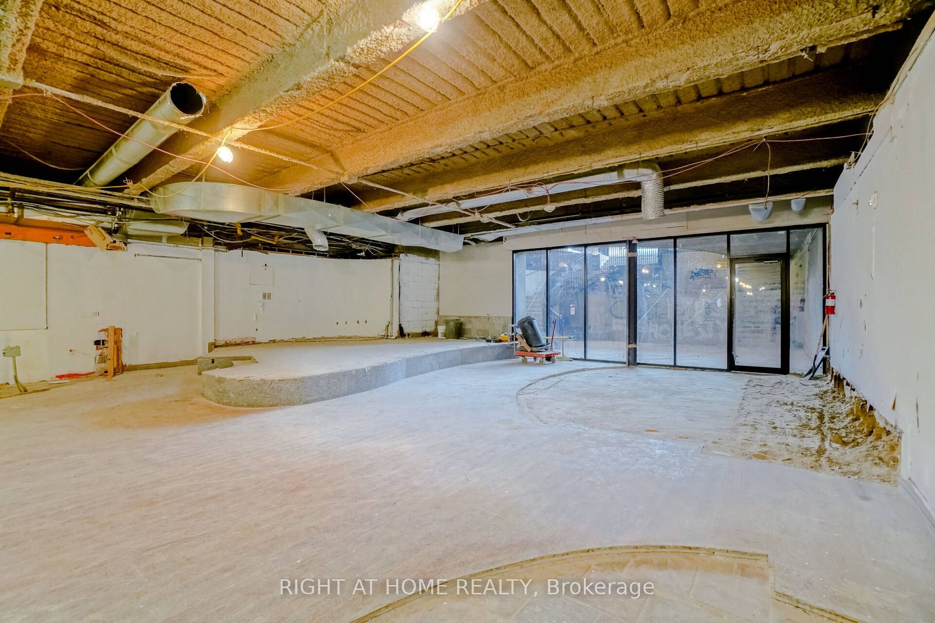 1305 Dundas Street W Lower Property Photo 6