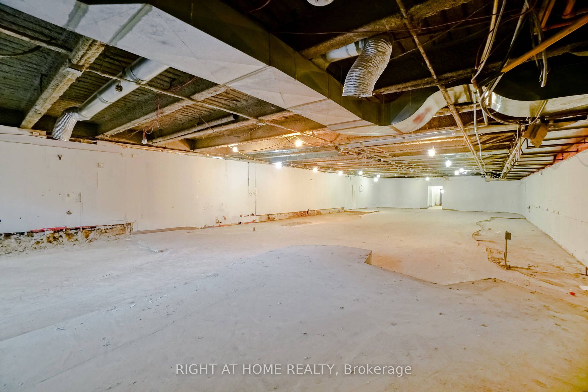 1305 Dundas Street W Lower Property Photo 7