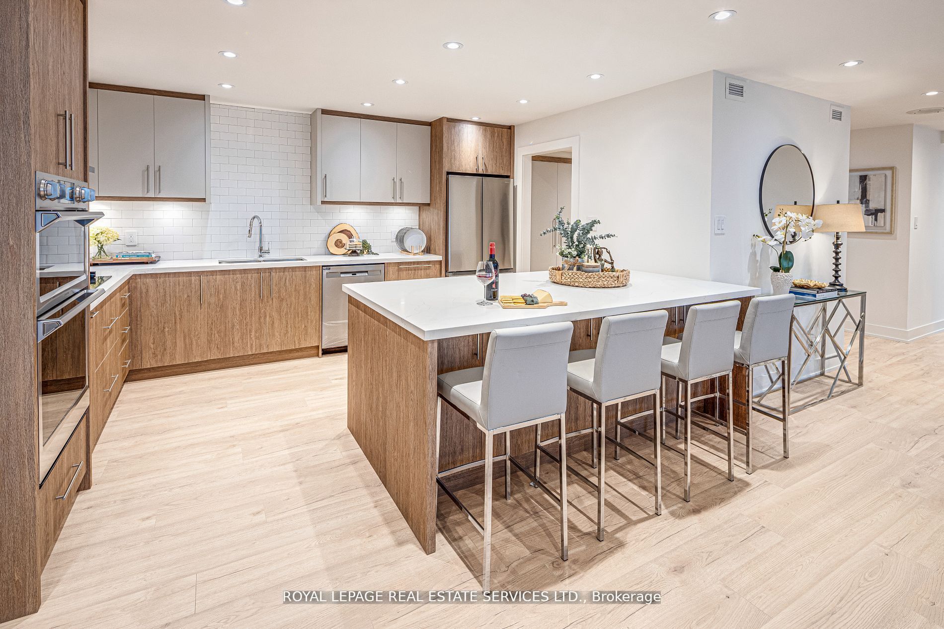 #2008 - 175 Cumberland Street Property Photo 5