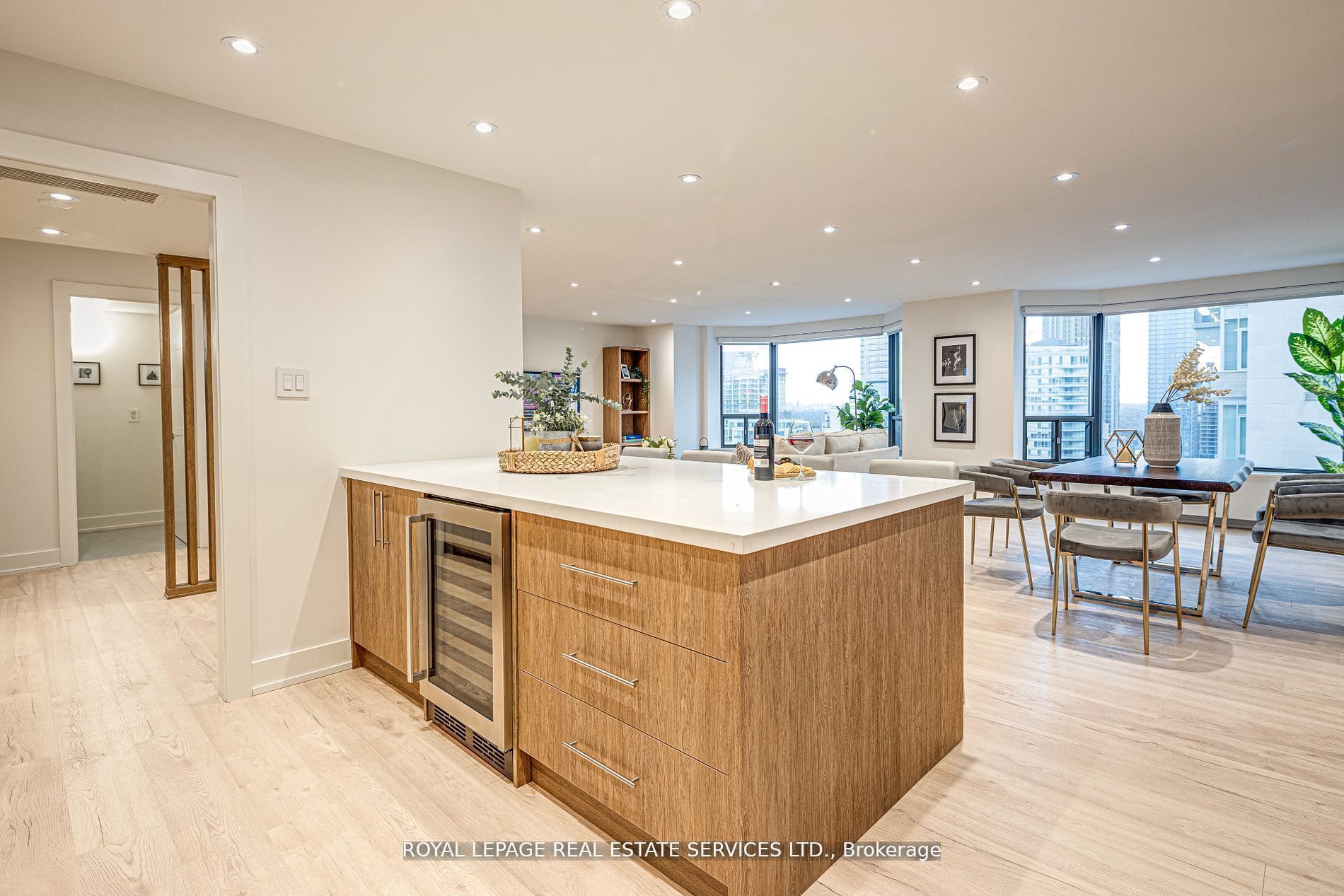#2008 - 175 Cumberland Street Property Photo 7