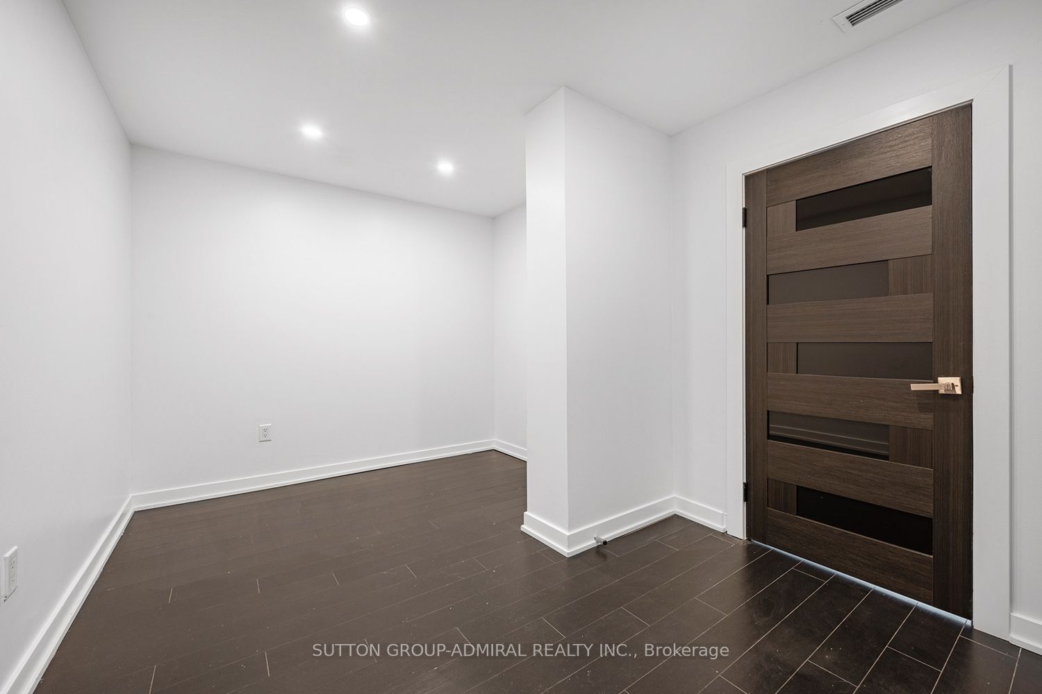 18 Capreol Court E G20 Property Photo 9