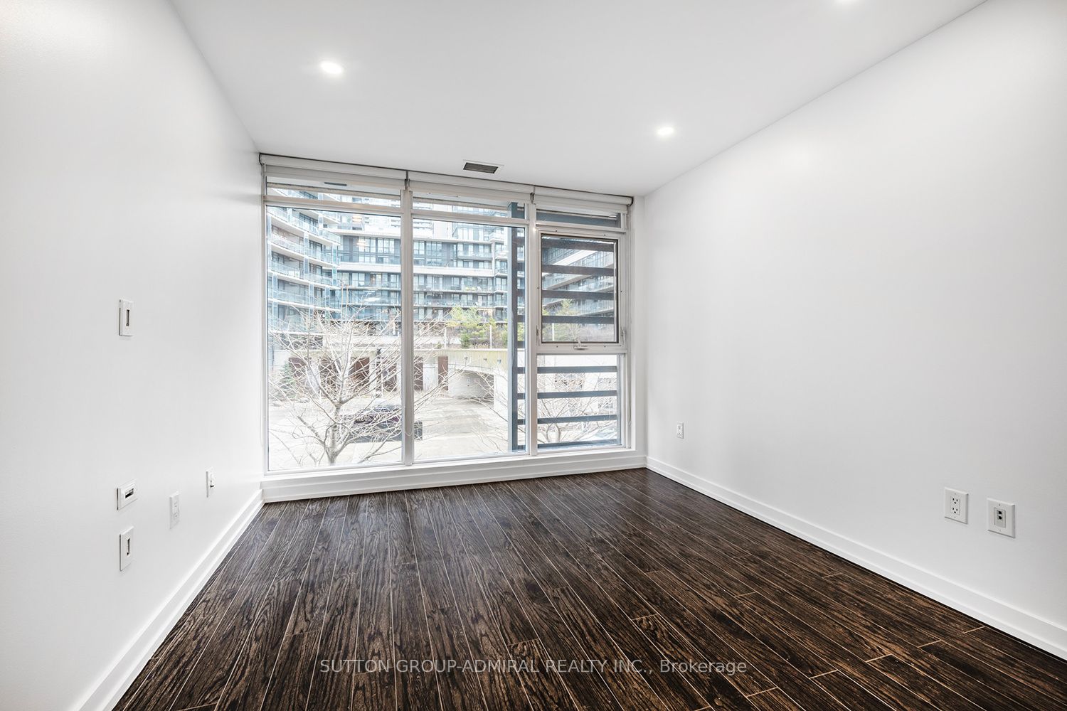 18 Capreol Court E G20 Property Photo 15