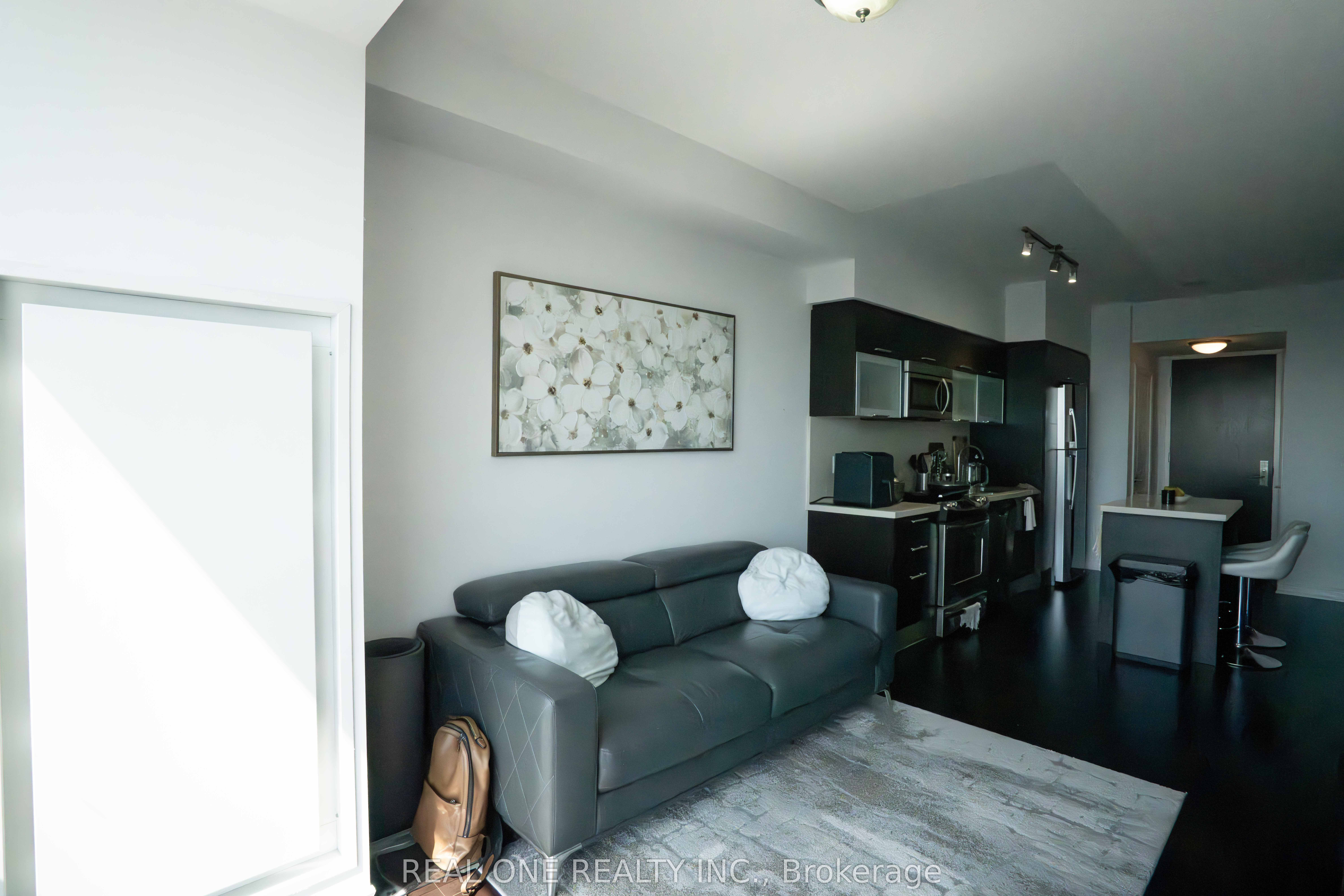 #4613 - 386 Yonge Street Property Photo 4
