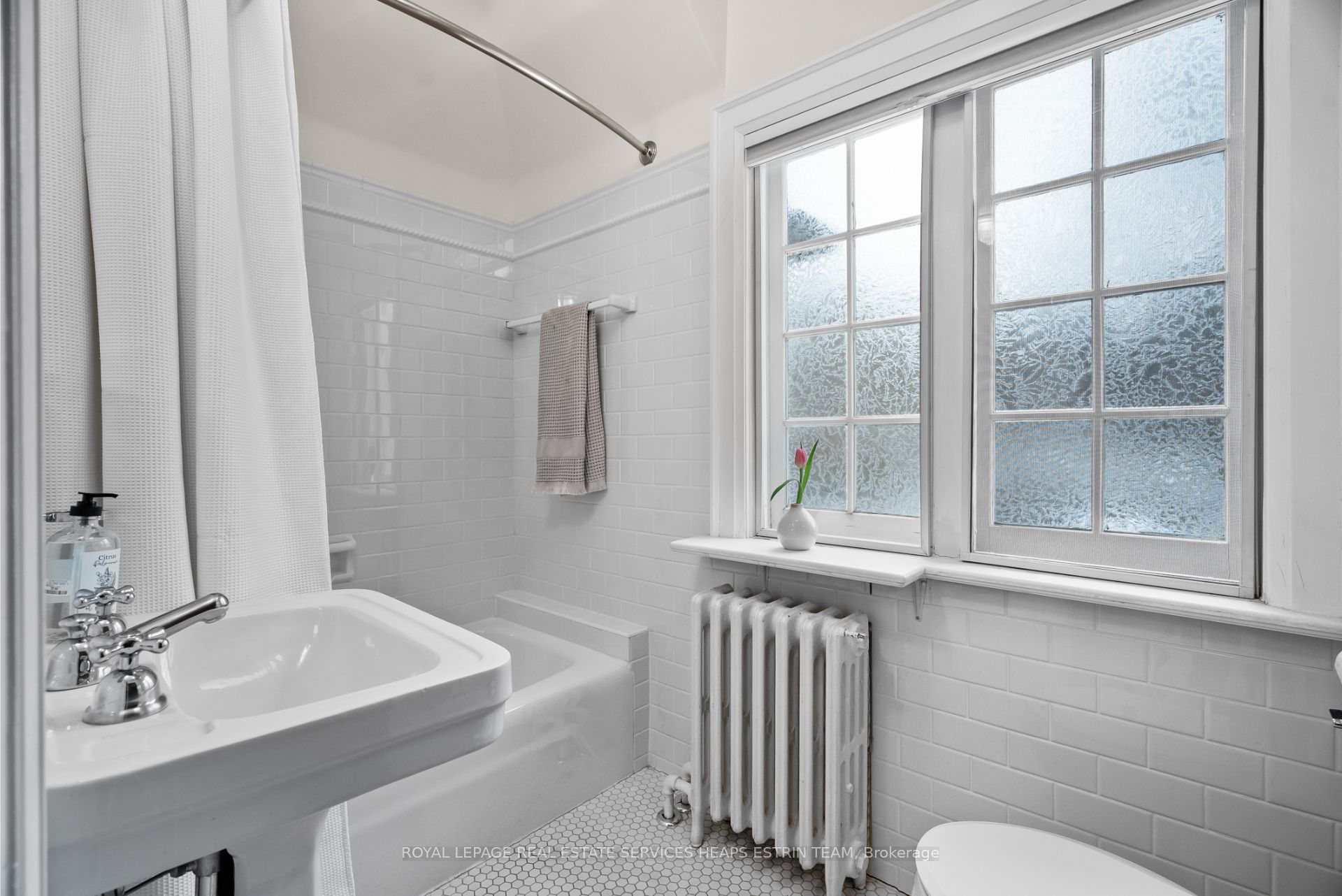 241 Chaplin Crescent Property Photo 22