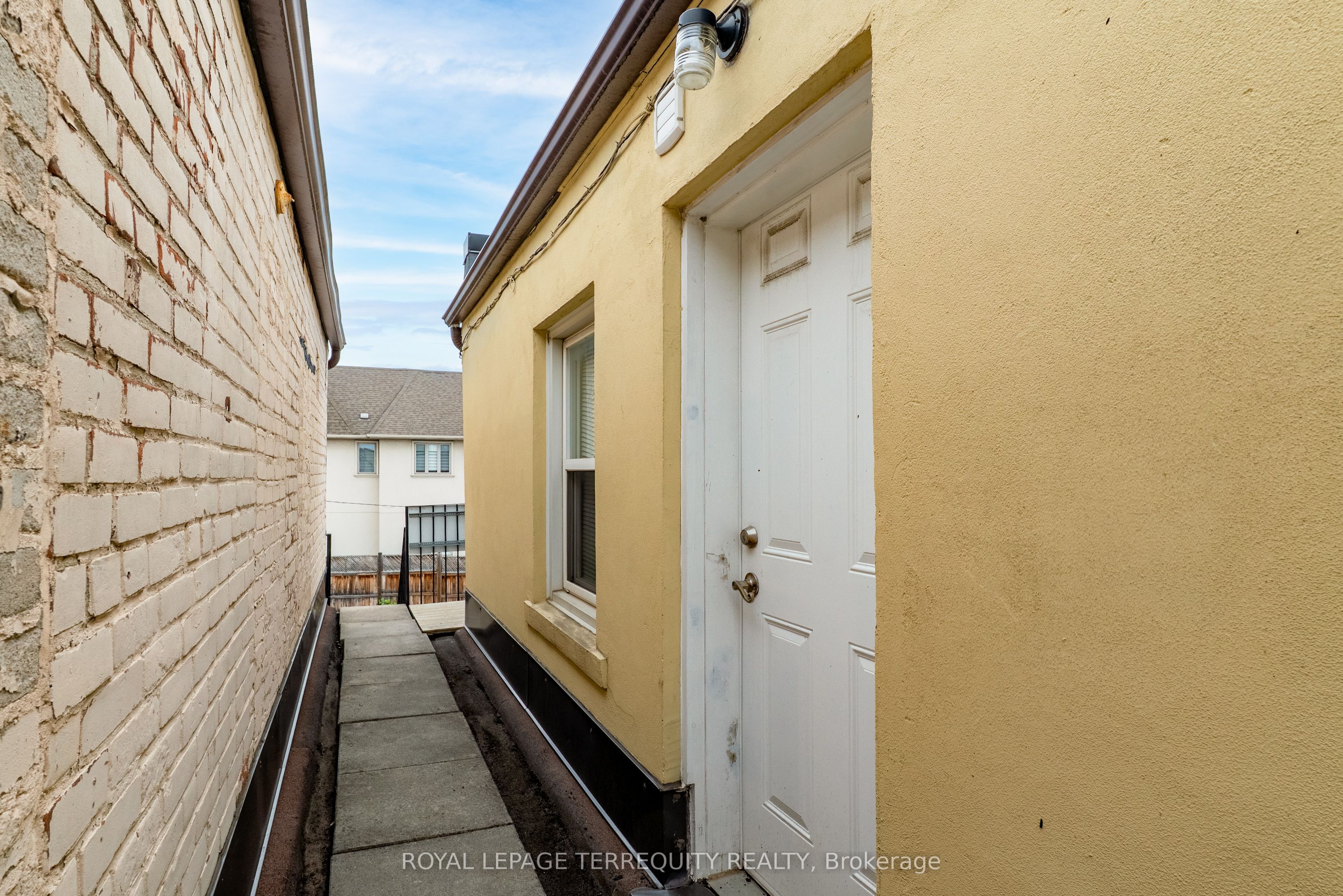 1907 Avenue Road Property Photo 8